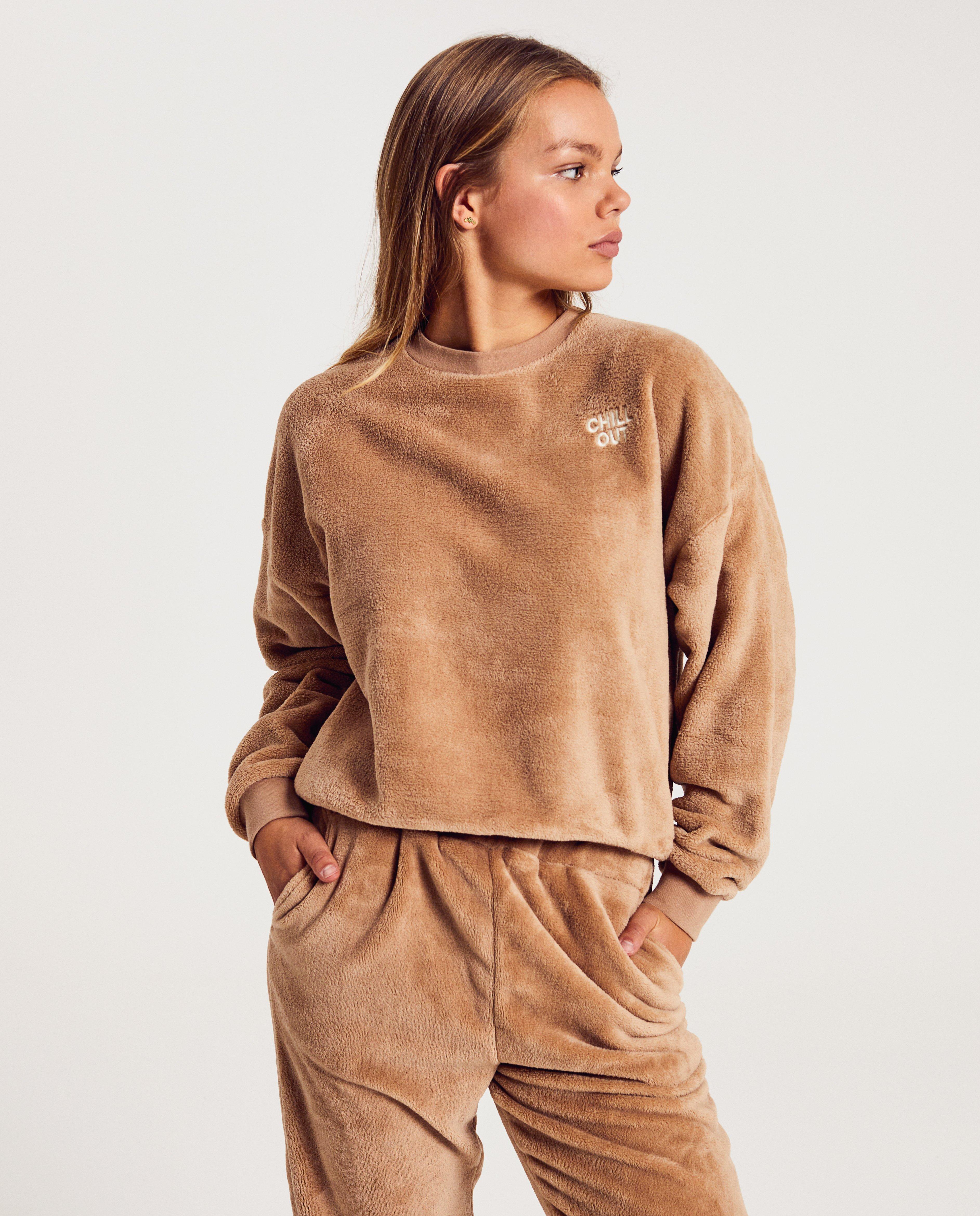 Pyjamas - Pyjama en peluche avec une inscription brodée