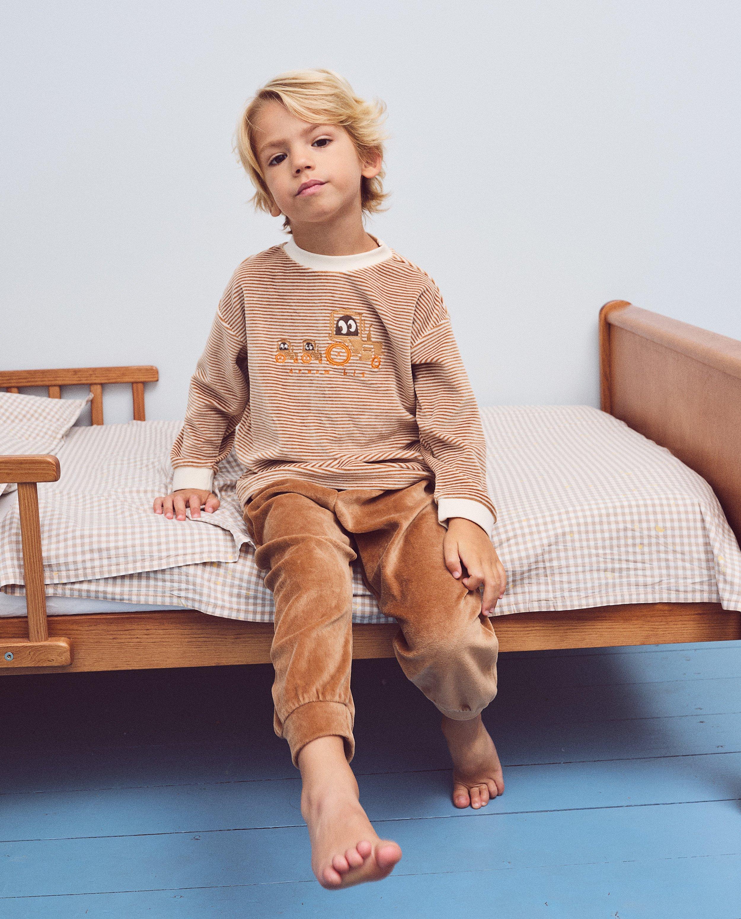 Fluwelen pyjama met geborduurde tractor - null - Kidz Nation