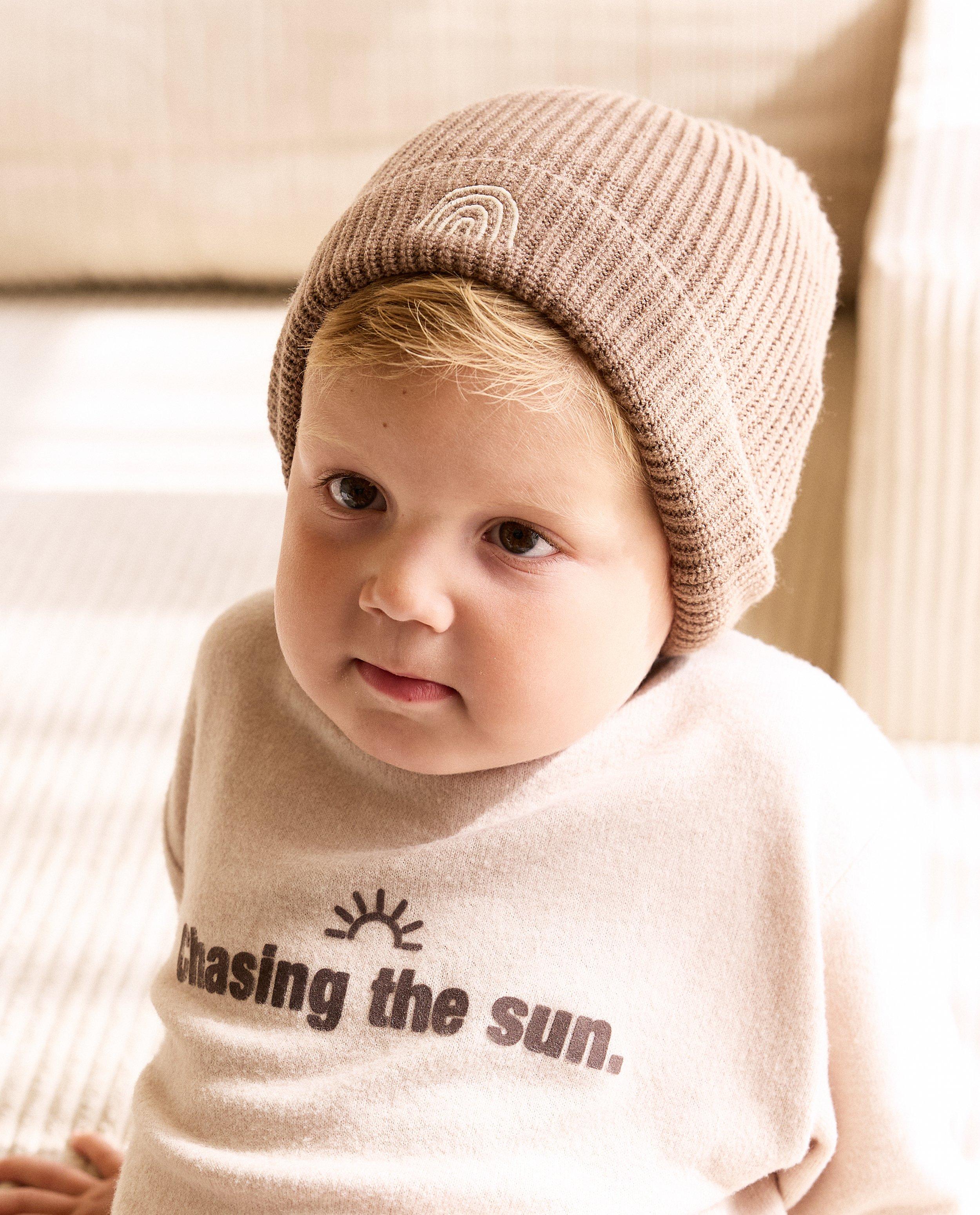 Bonnet avec un arc-en-ciel brodé, 2-7 ans - null - NICEfamily