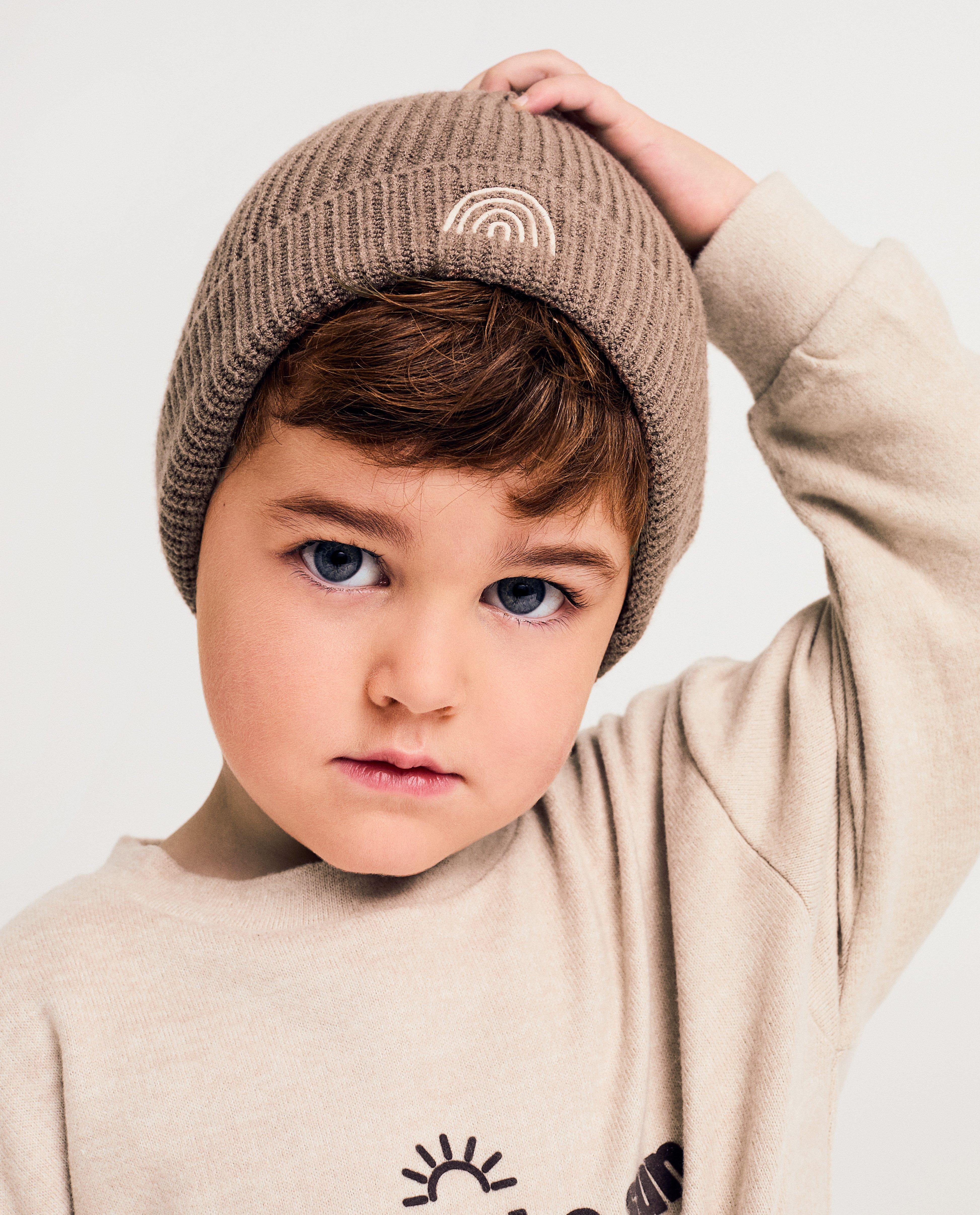Bonneterie - Bonnet avec un arc-en-ciel brodé, 2-7 ans