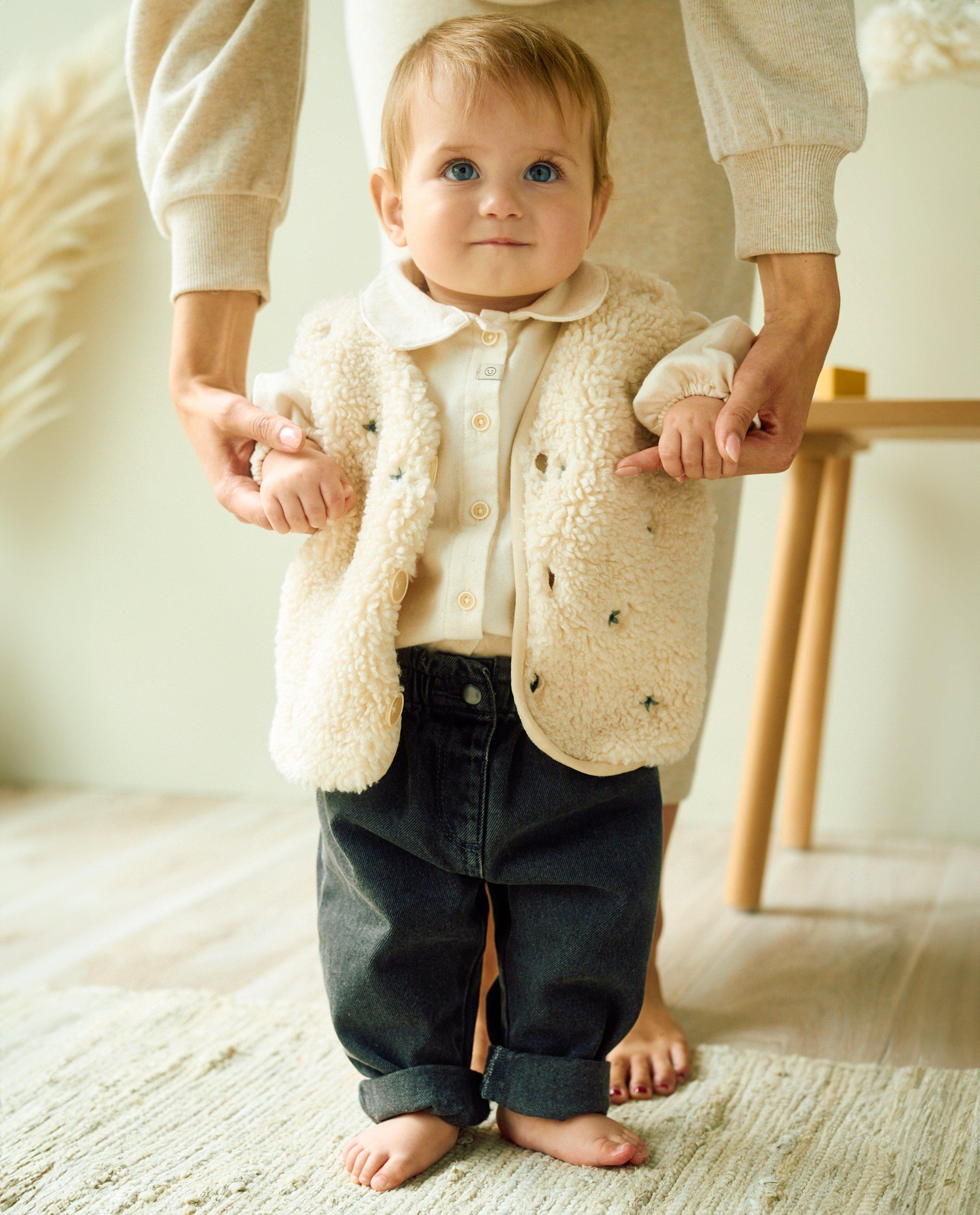 Teddy vest met geborduurde bloemen - Product Detail - lichtbeige - afbeelding nummer 2
