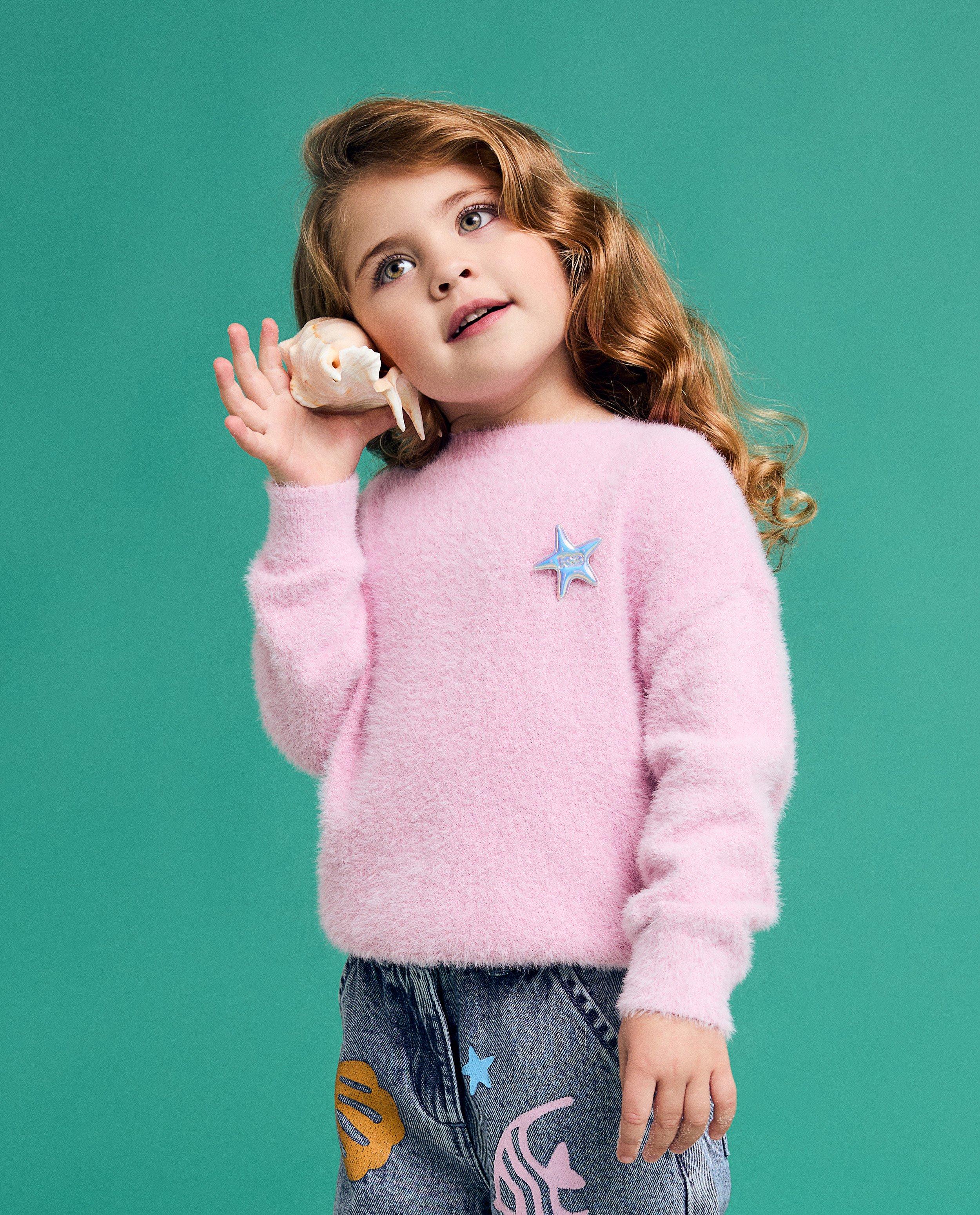 Pull duveteux avec une broche métallisée, taille 98-152 - null - K3