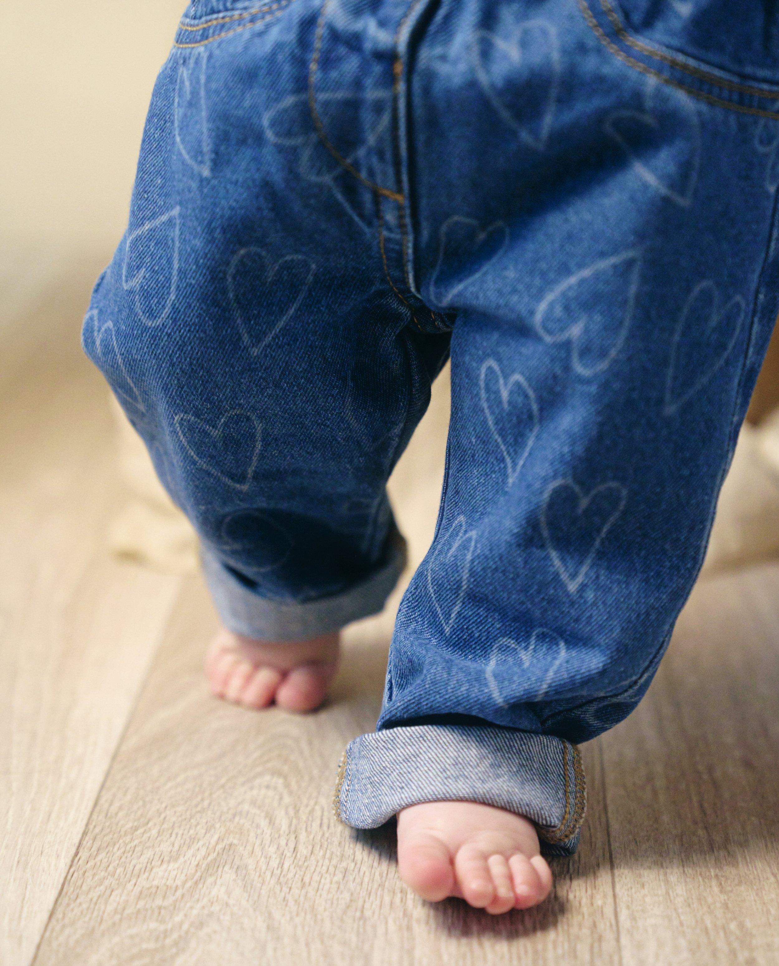 Blauwe jeans met hartjesprint, slouchy fit - null - Cuddles and Smiles