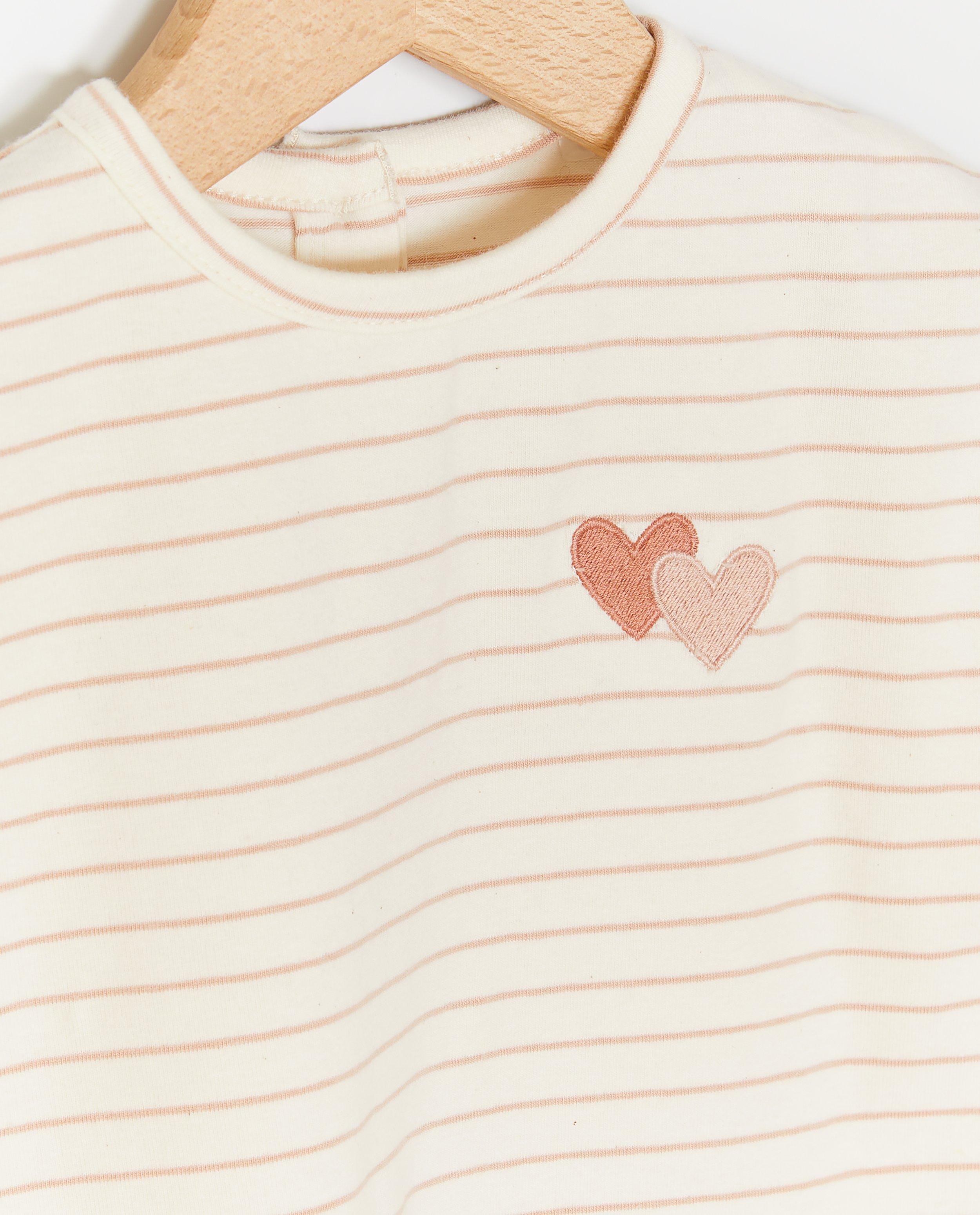 T-shirts - T-shirt met geborduurde hartjes