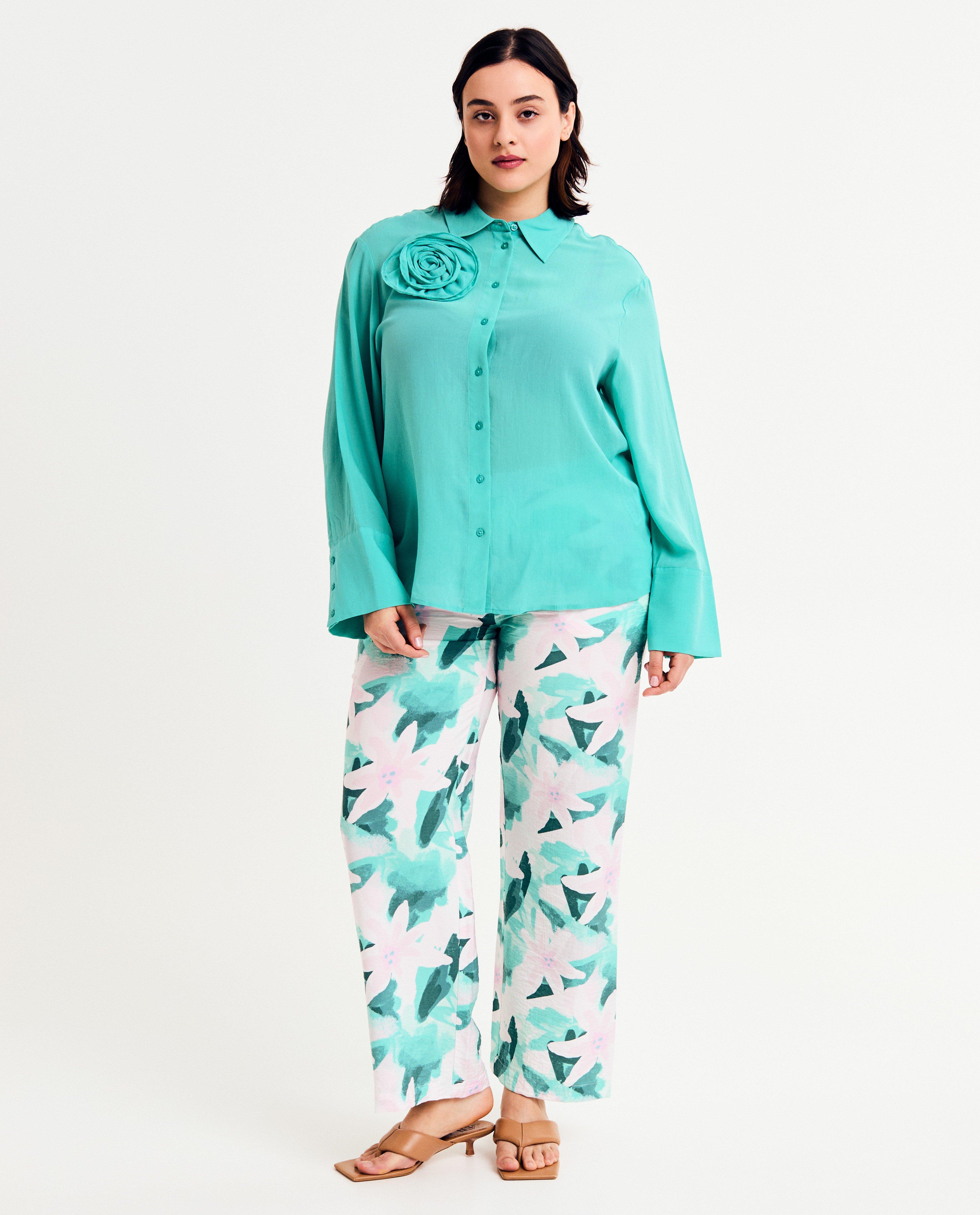 Hemden - Turquoise blouse met bloem