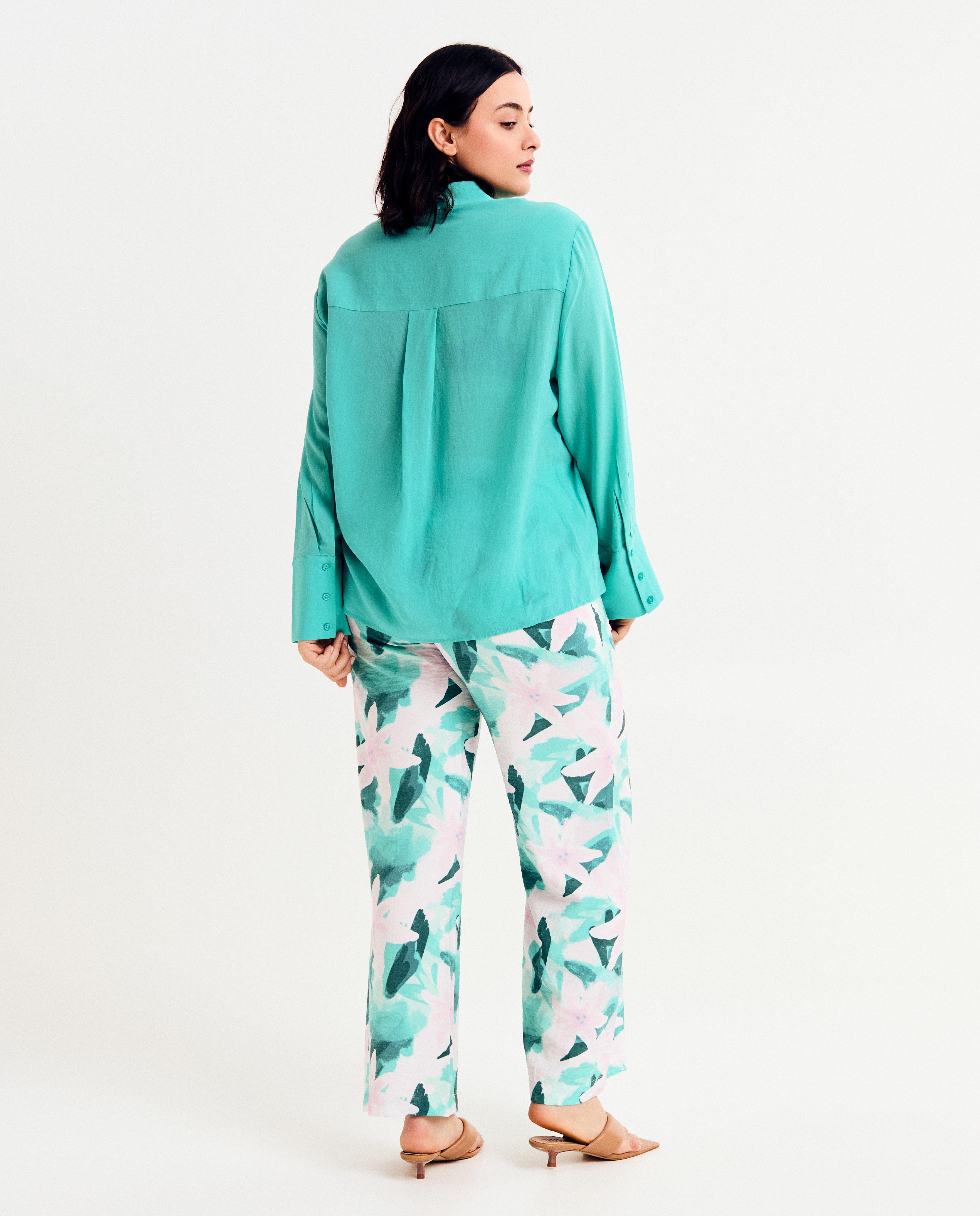 Hemden - Turquoise blouse met bloem