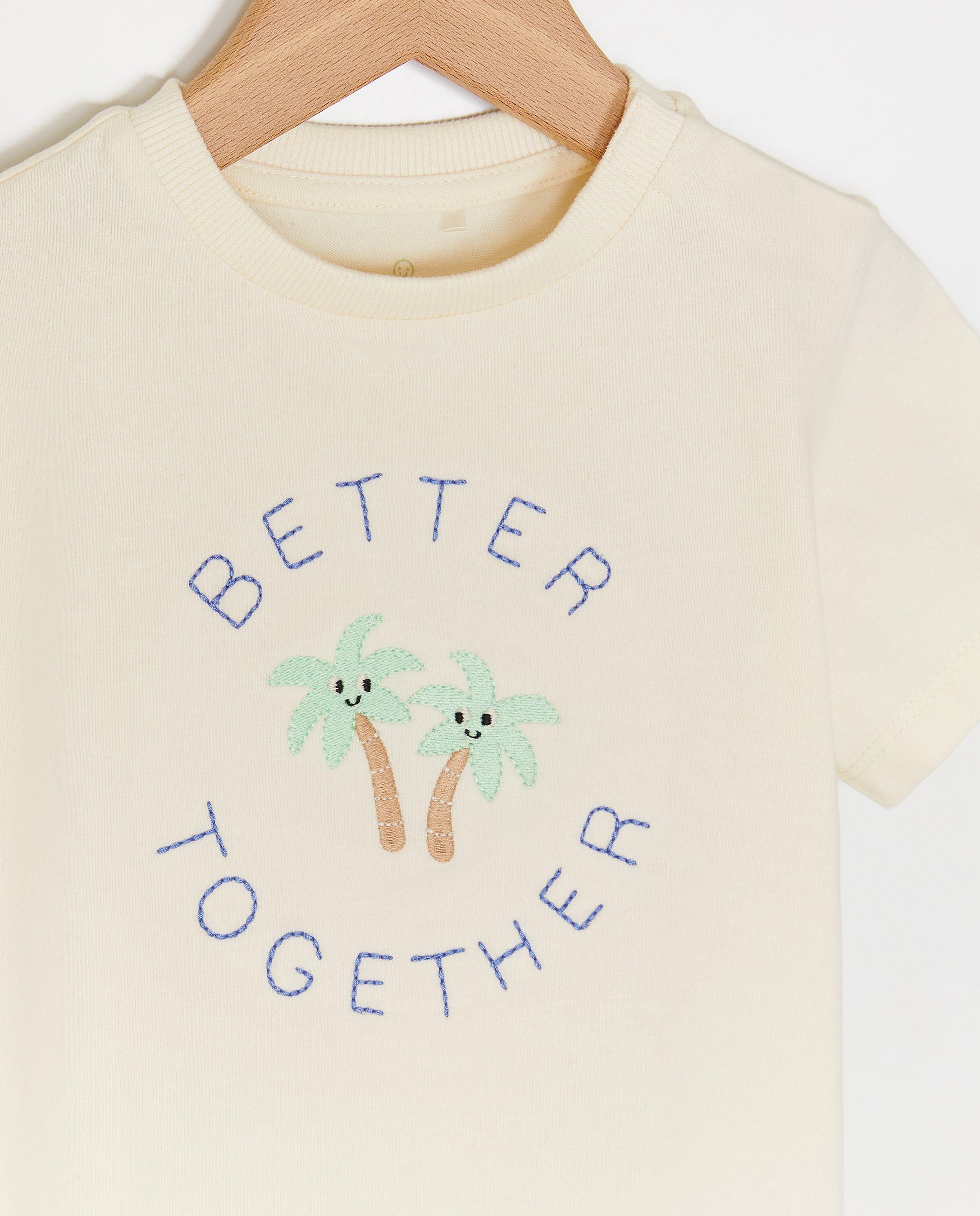 T-shirts - T-shirt met geborduurd opschrift