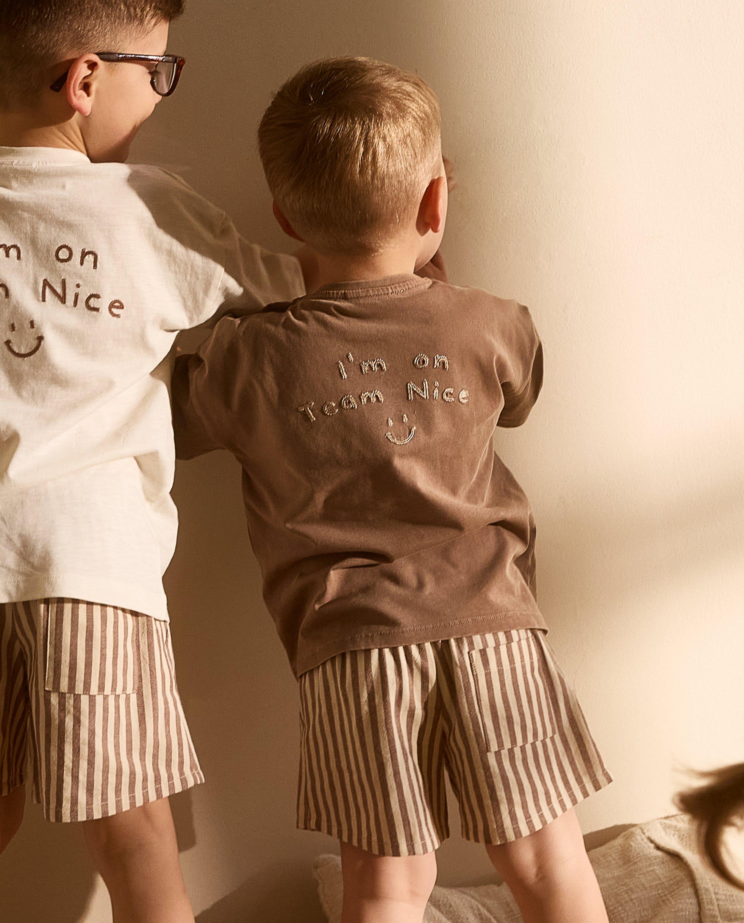 T-shirt met backprint, I'm on Team Nice, unisex, 62-92 - Product Detail - bruin - afbeelding nummer 1