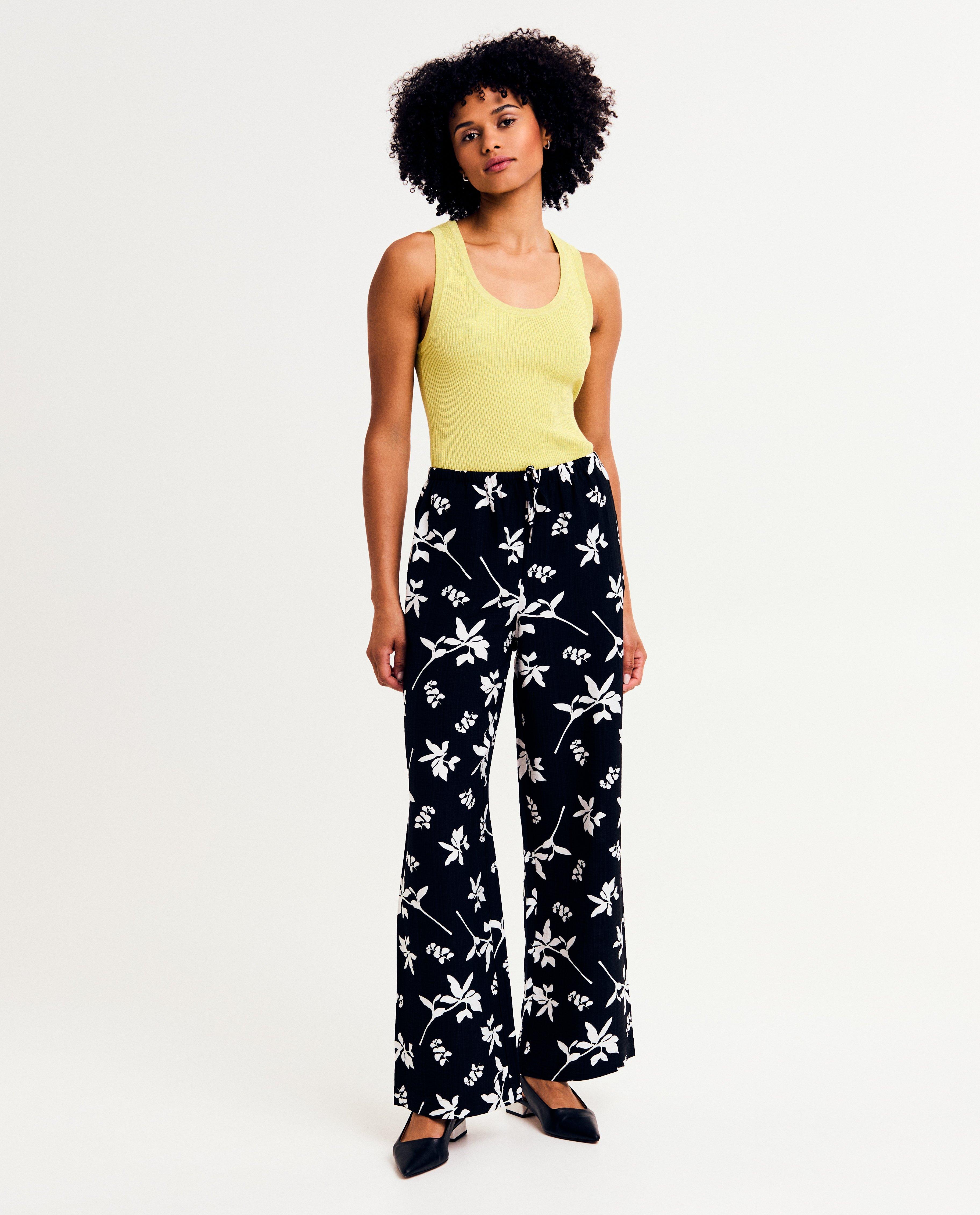 Broek met bloemenprint - Product Detail - zwart - afbeelding nummer 1
