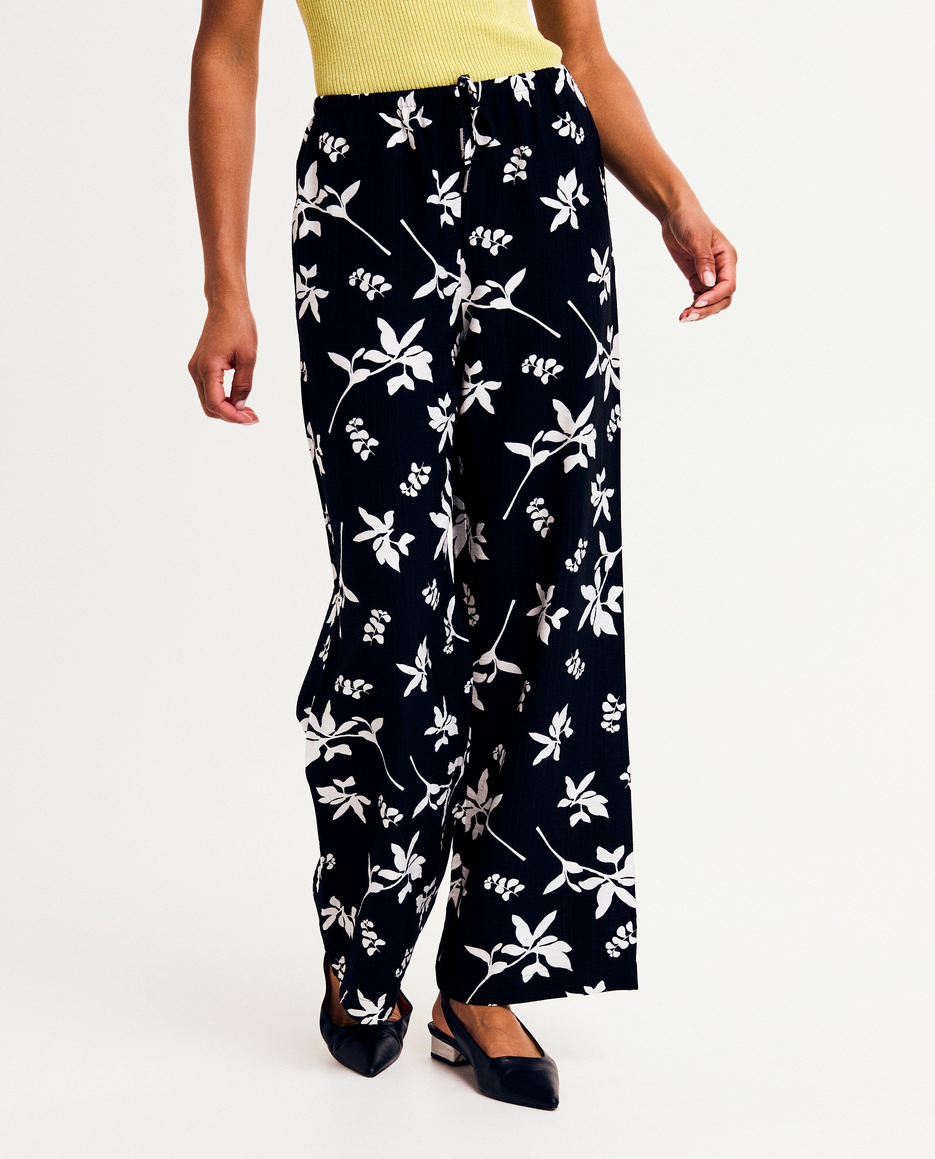 Broek met bloemenprint - Product Detail - zwart - afbeelding nummer 3