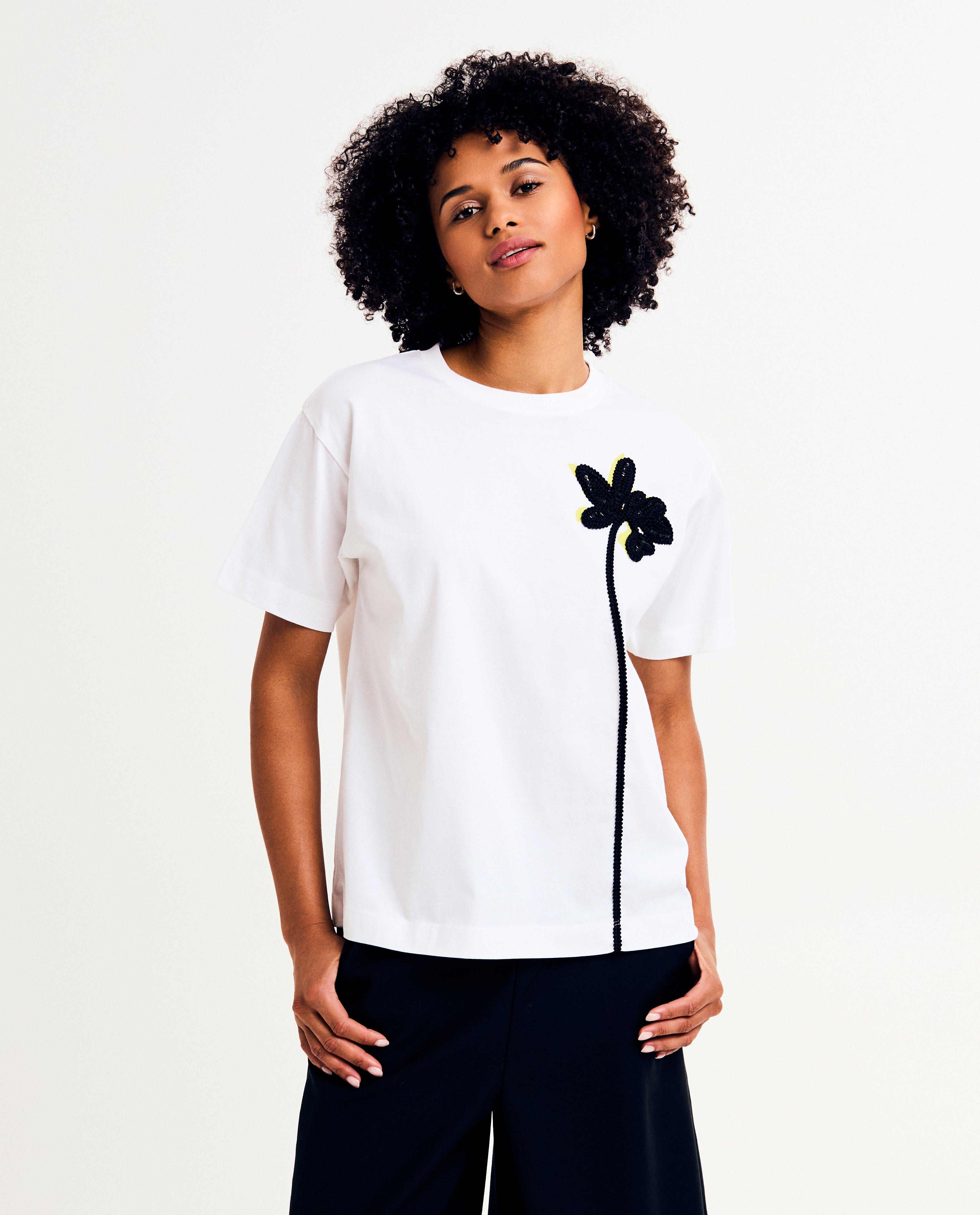 T-shirts - T-shirt met geborduurde bloem
