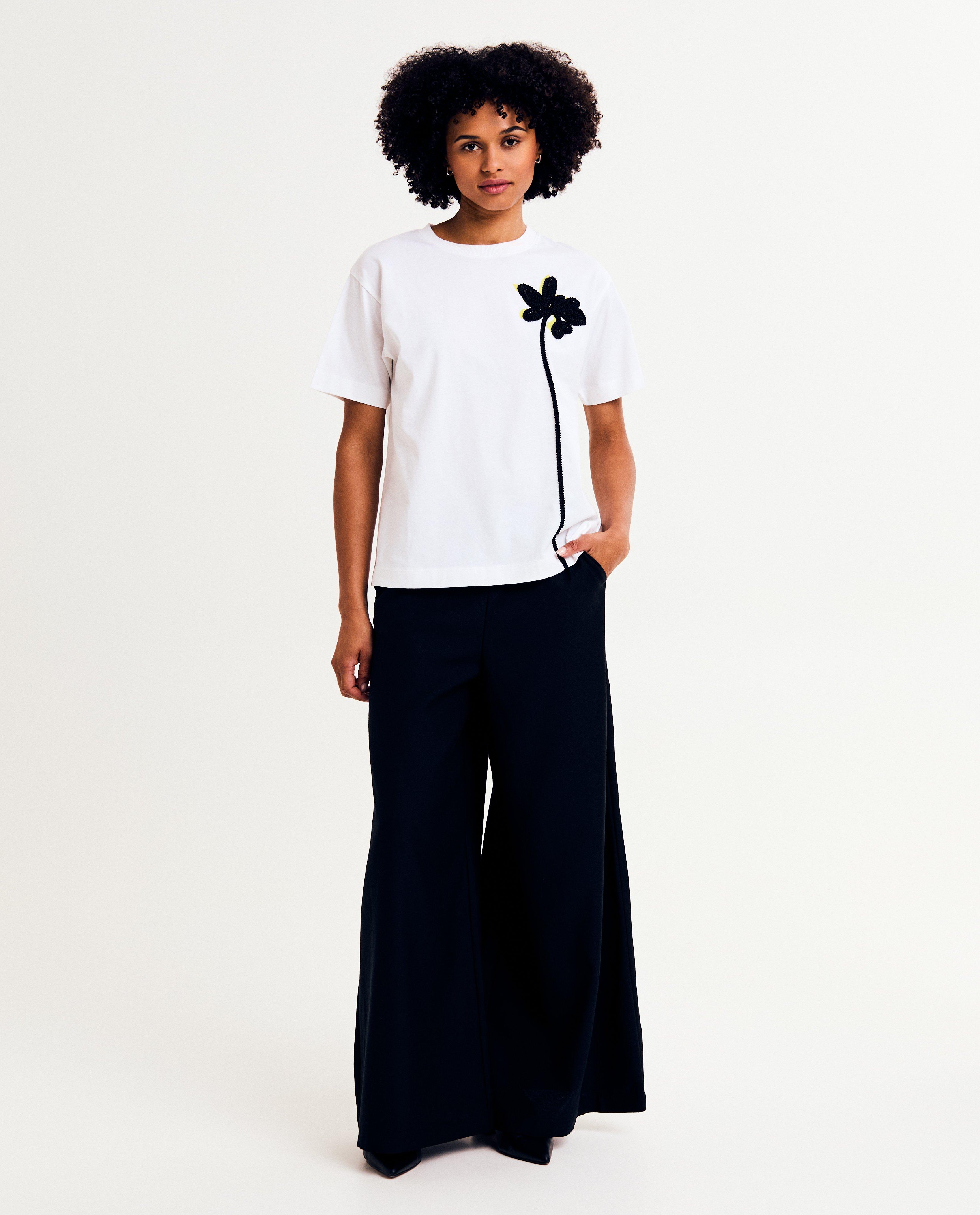 T-shirts - T-shirt met geborduurde bloem