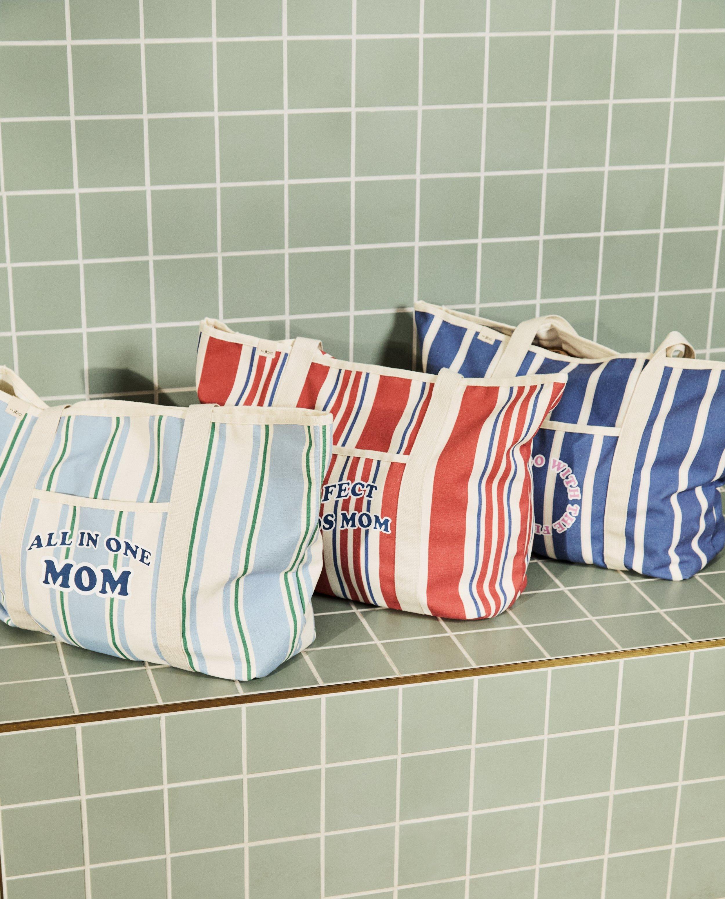 Handtassen - Tas met opschrift Go with the flow mom