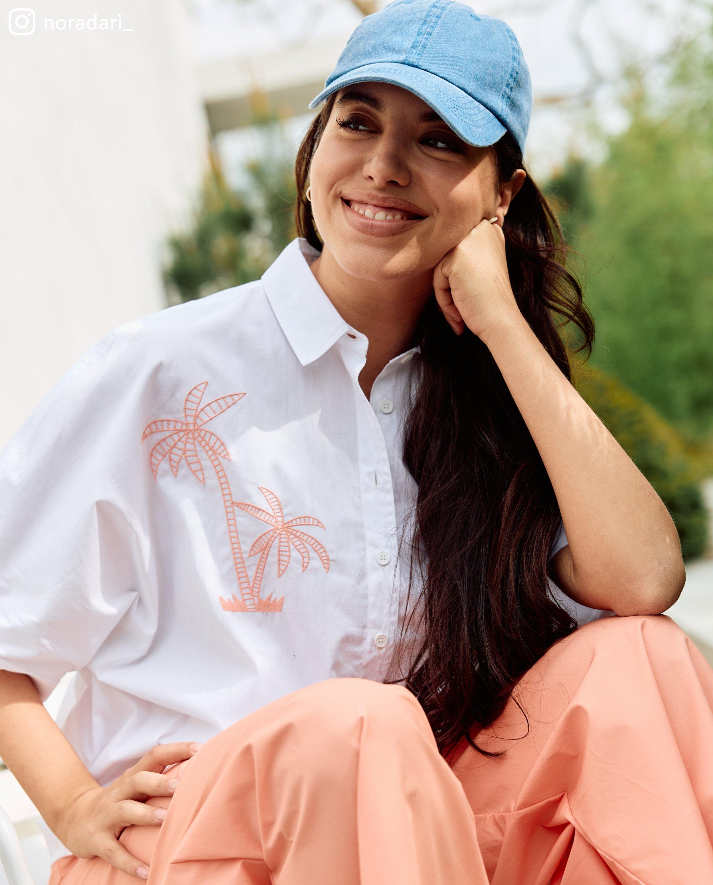 Chemisier avec des palmiers brodés, oversized fit - null - Sora