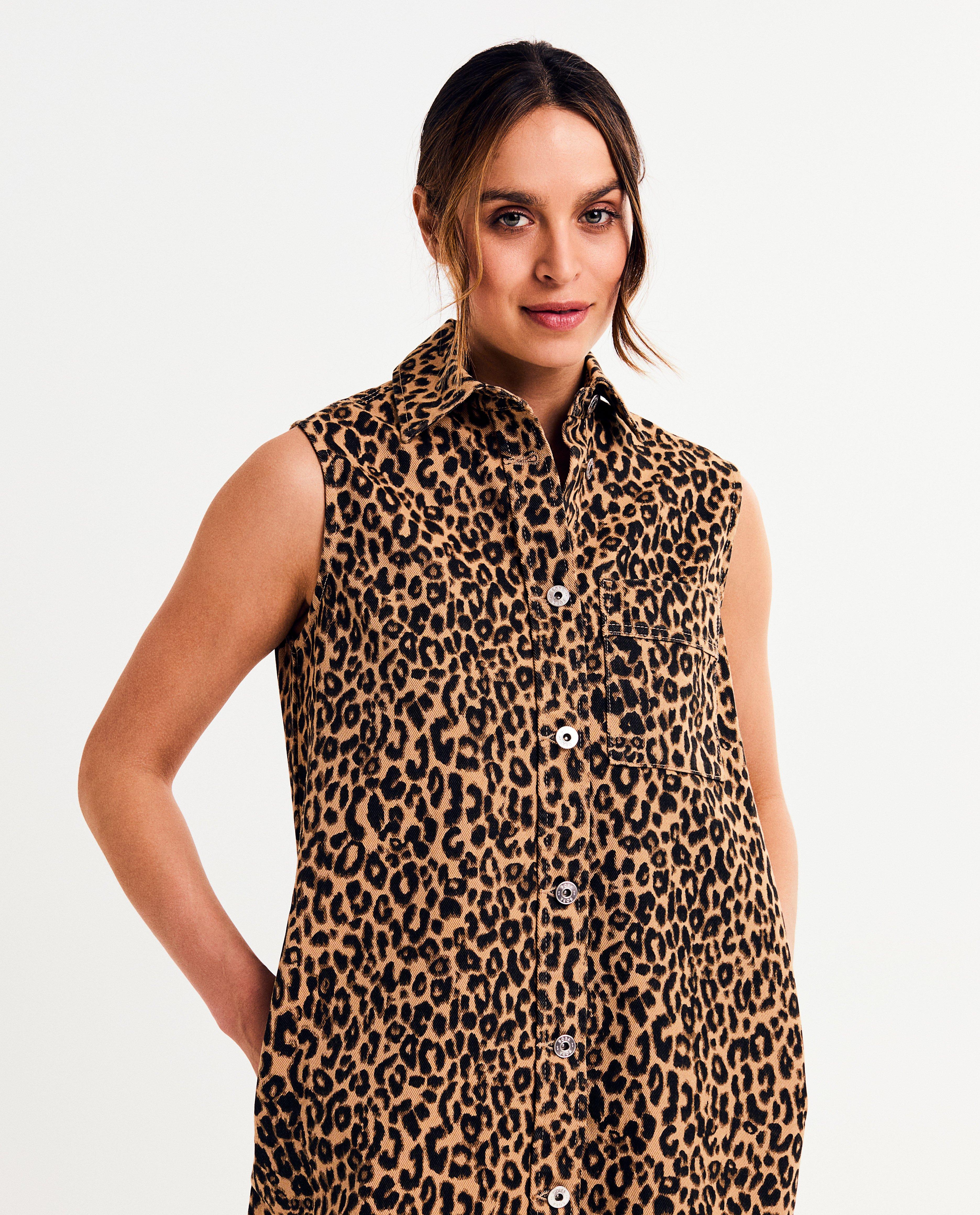 Kleedjes - Mouwloze jeansjurk met luipaardprint