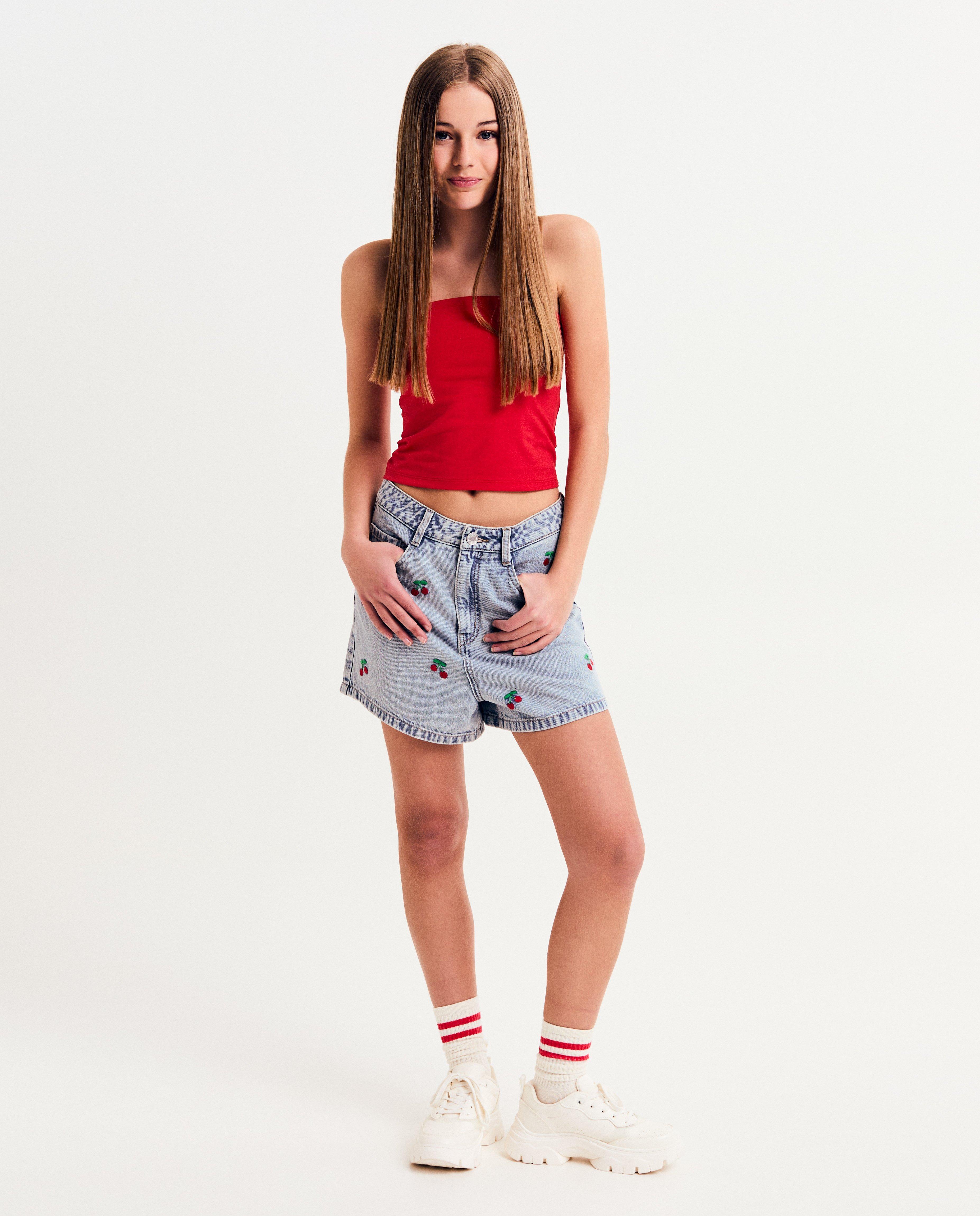 Shorten - Jeansshort met geborduurde kersen