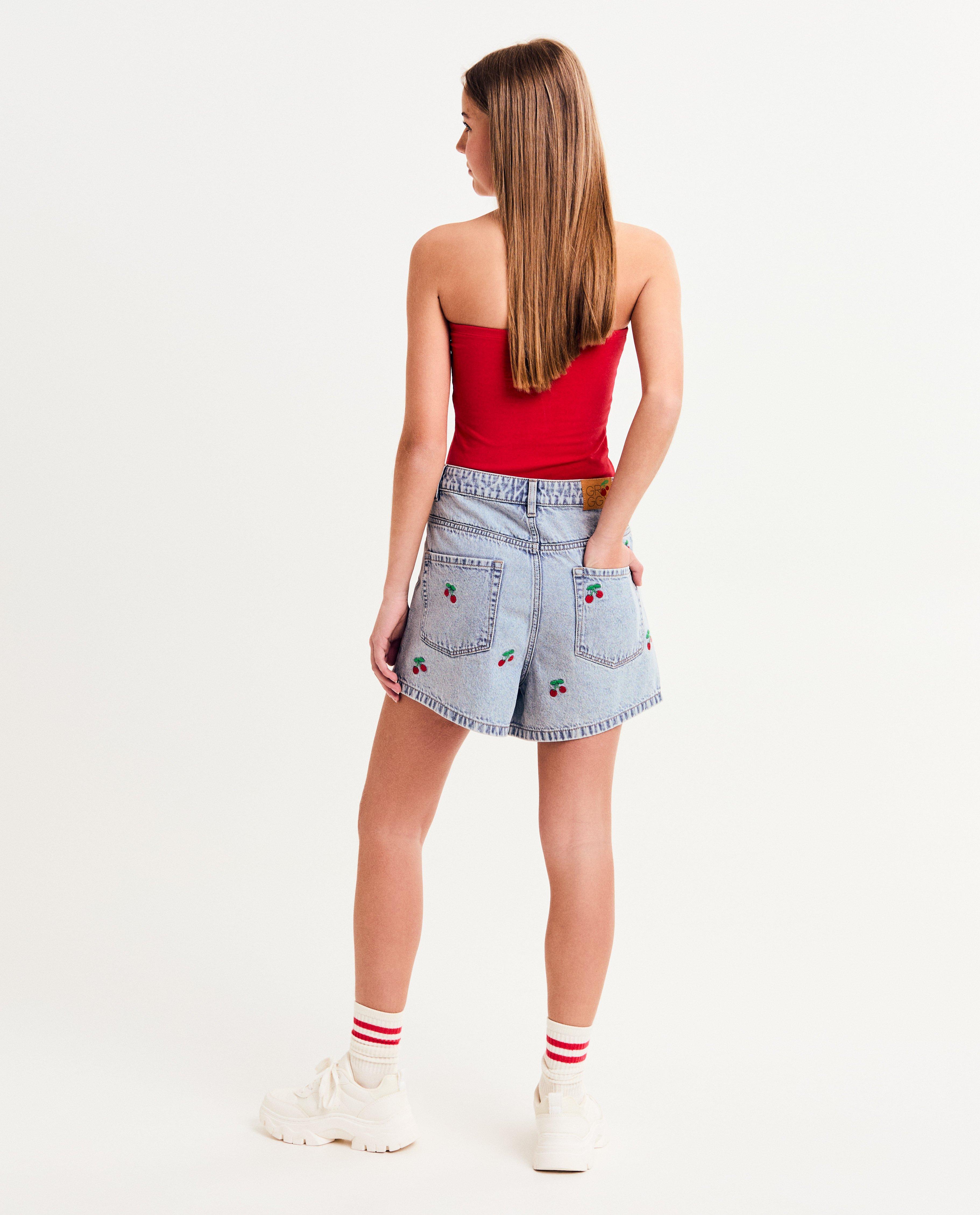Shorten - Jeansshort met geborduurde kersen