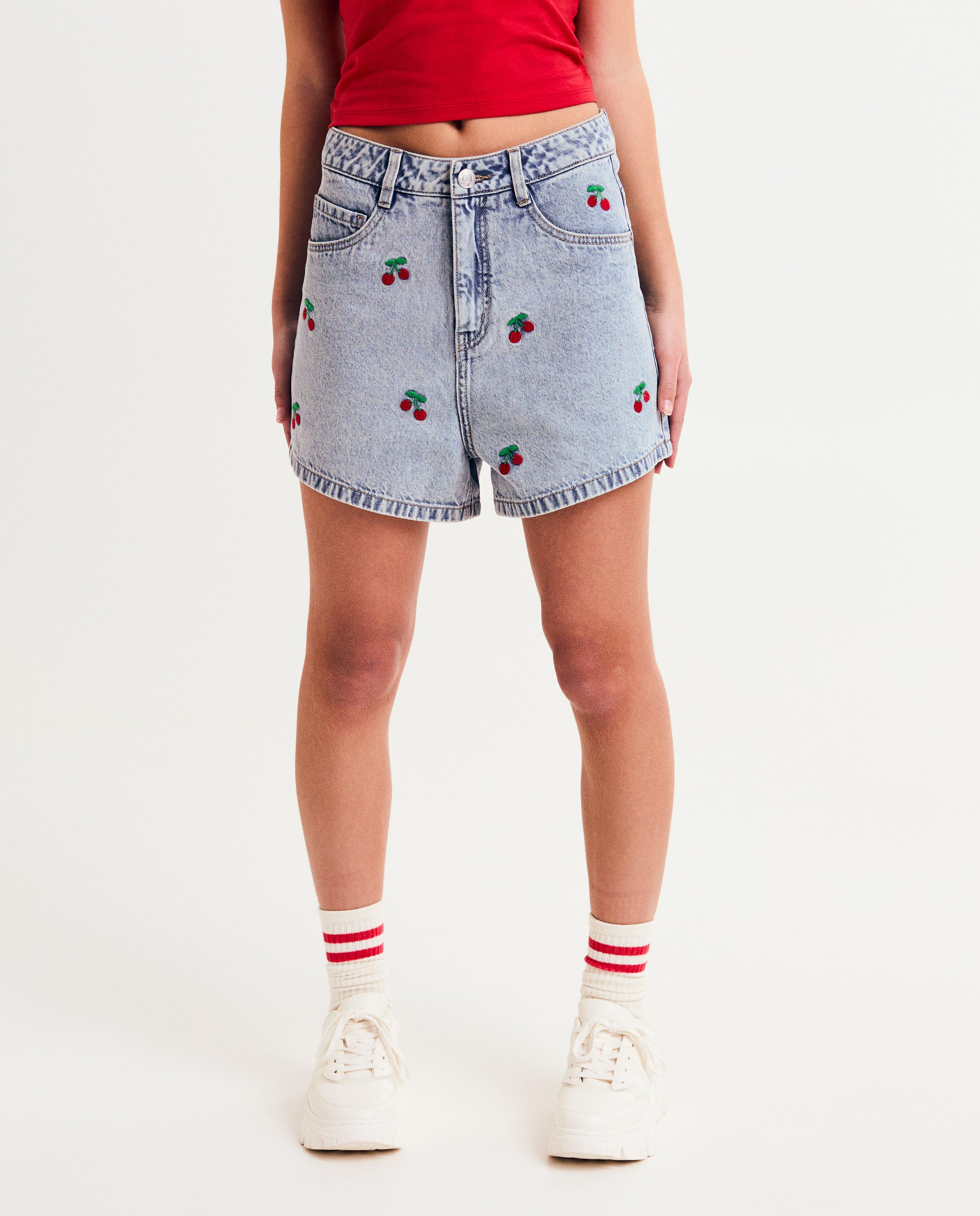 Shorten - Jeansshort met geborduurde kersen