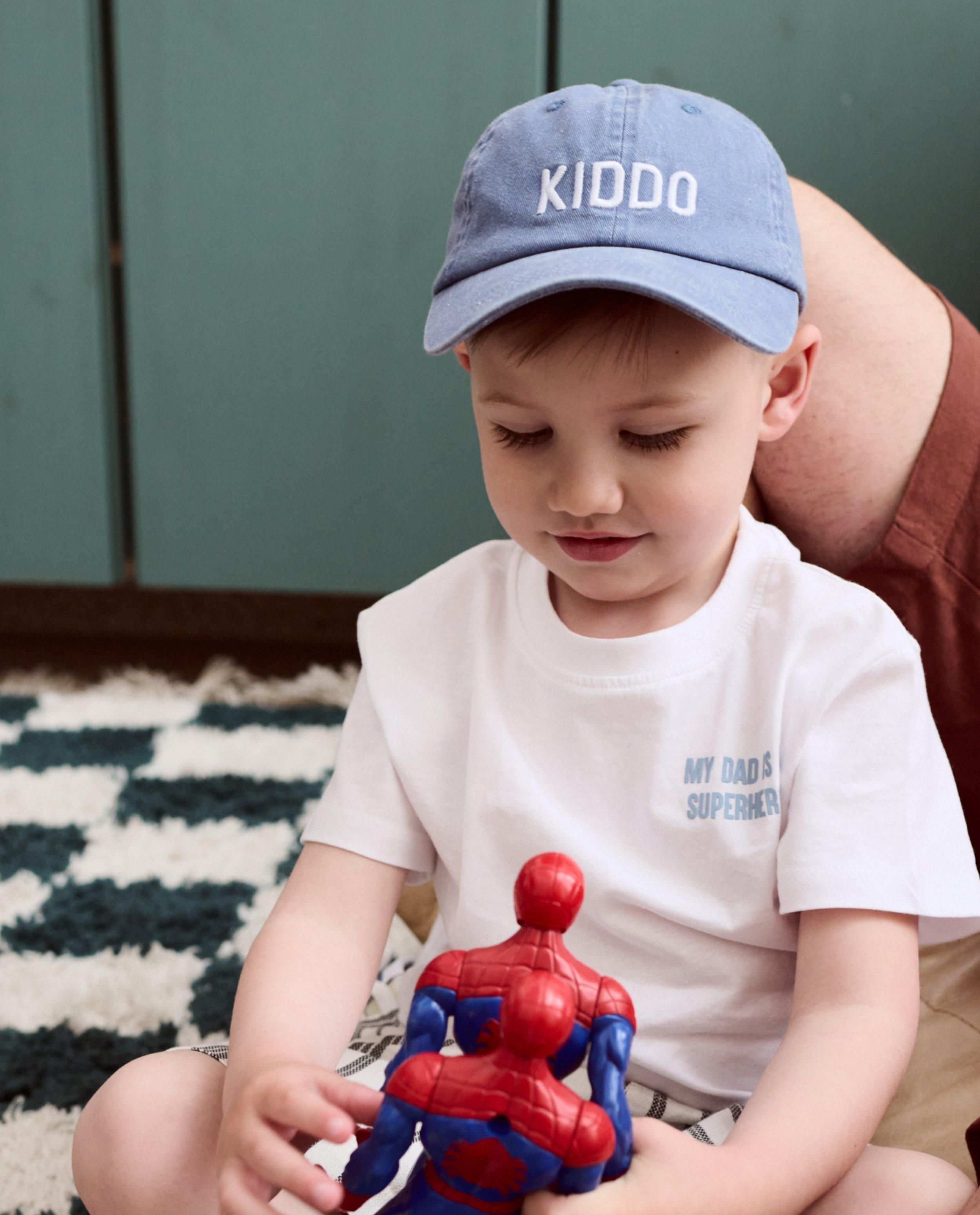 Pet met geborduurd opschrift Kiddo - null - Familystories