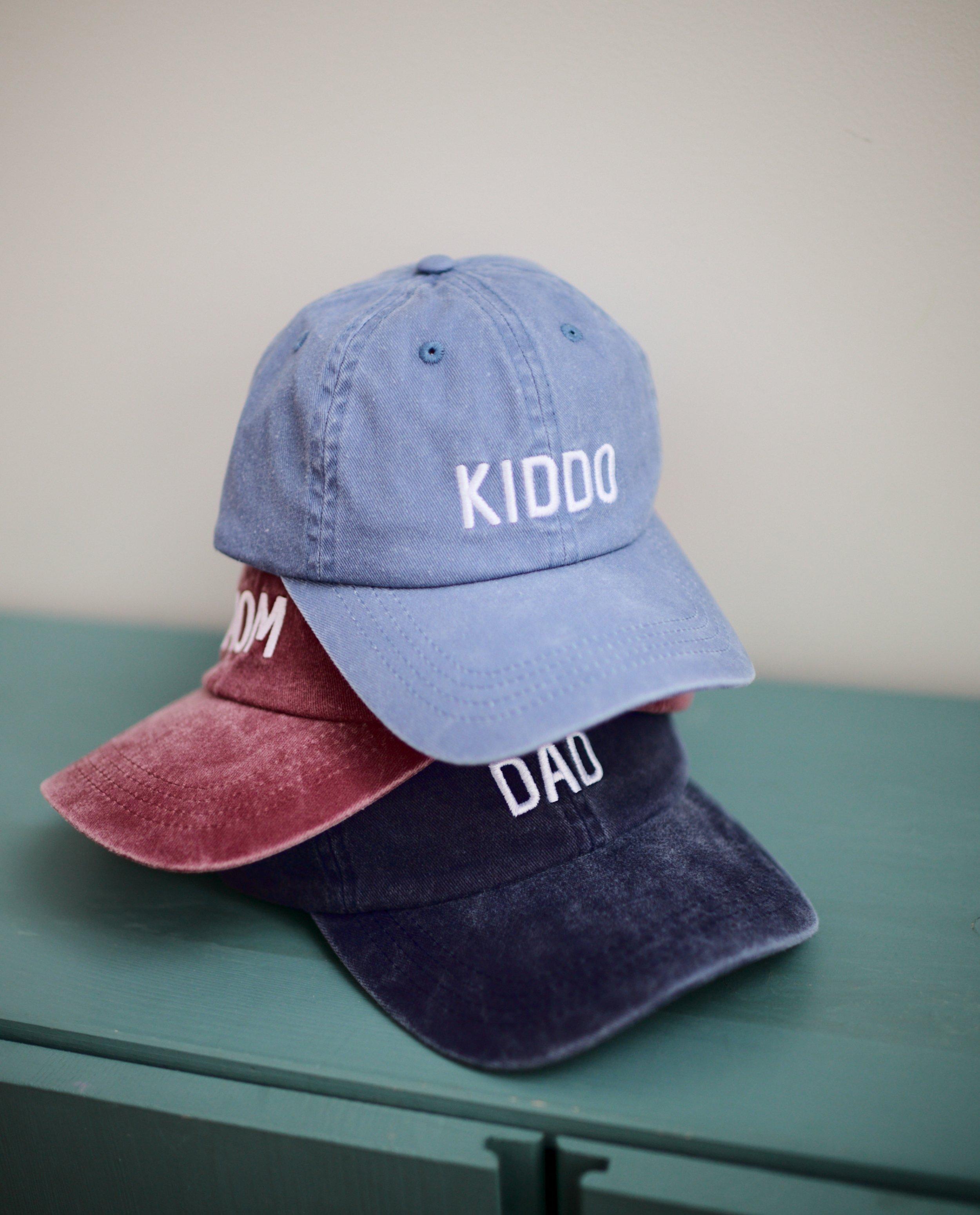 Breigoed - Pet met geborduurd opschrift Kiddo
