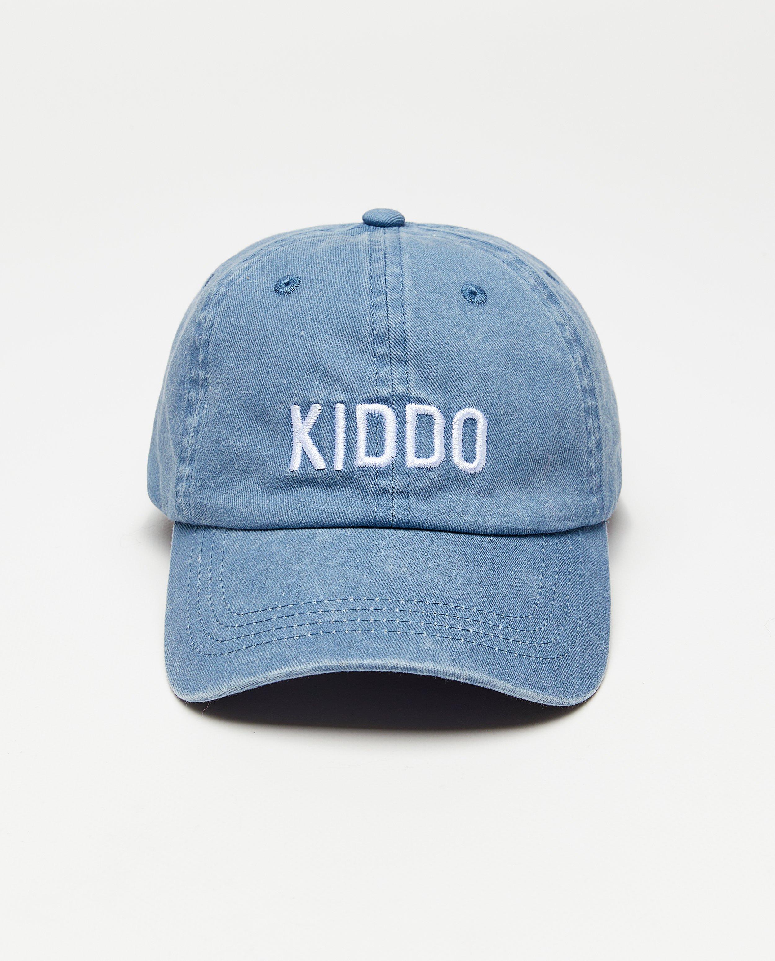 Breigoed - Pet met geborduurd opschrift Kiddo