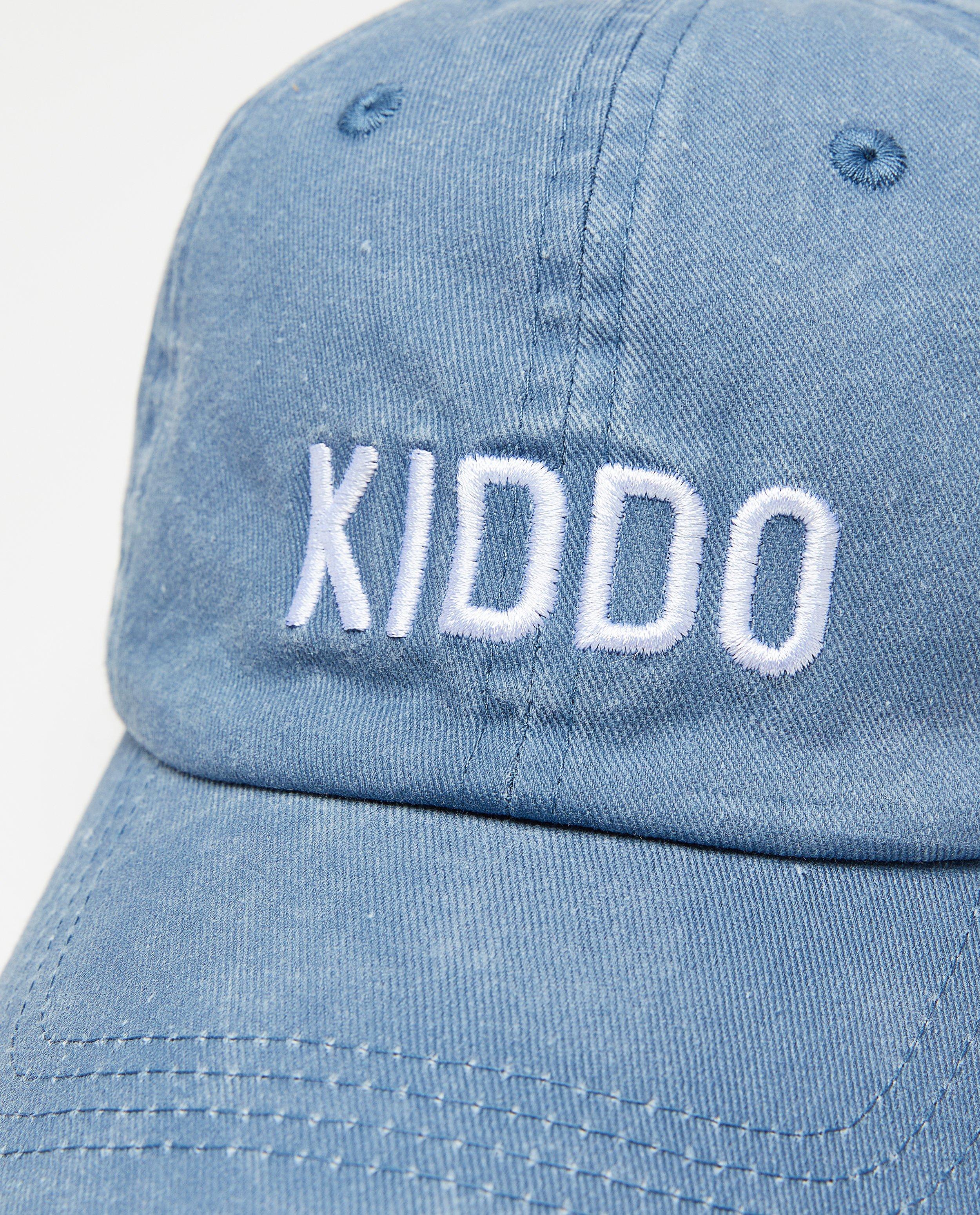Breigoed - Pet met geborduurd opschrift Kiddo