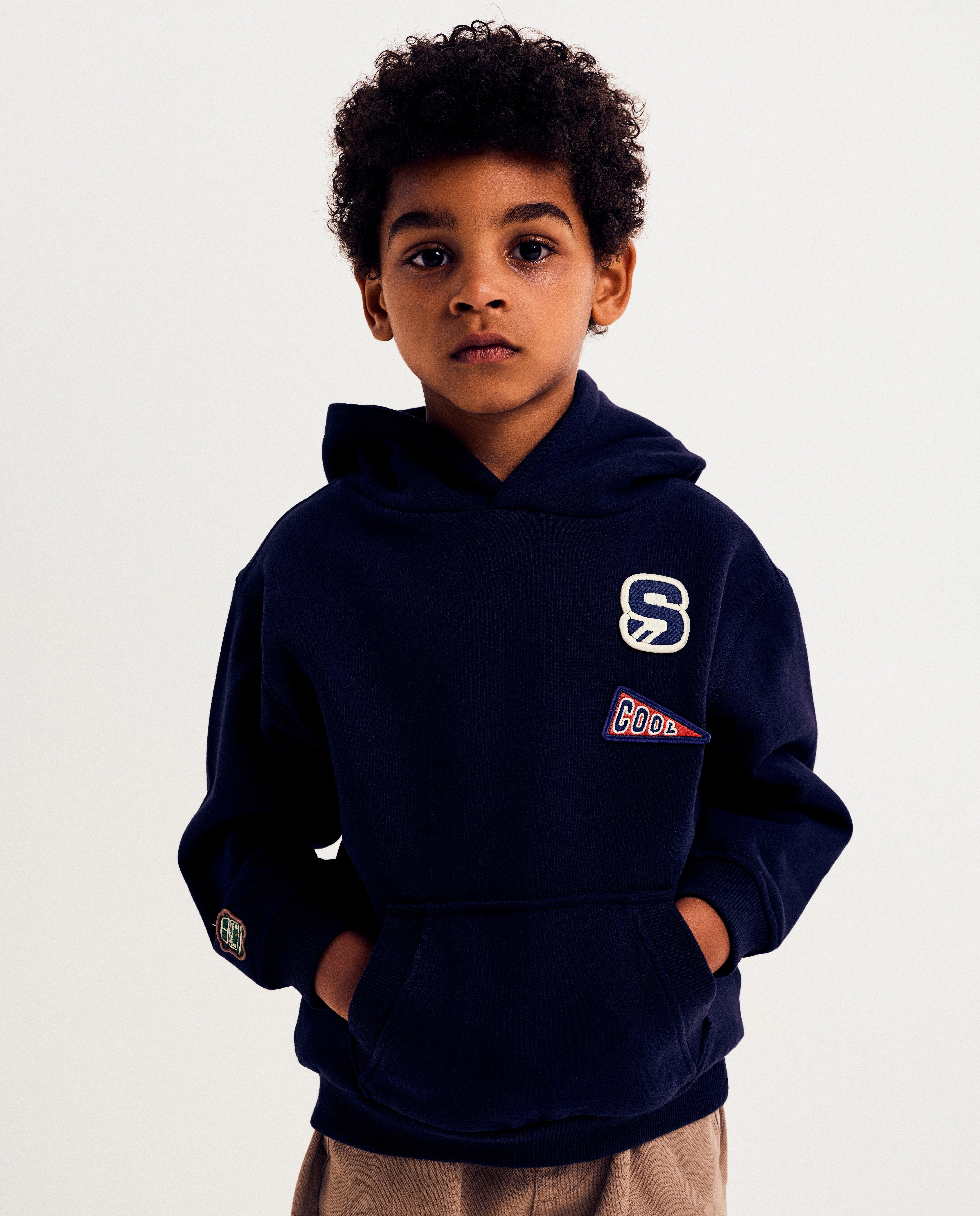 Sweat à capuche avec écussons brodés