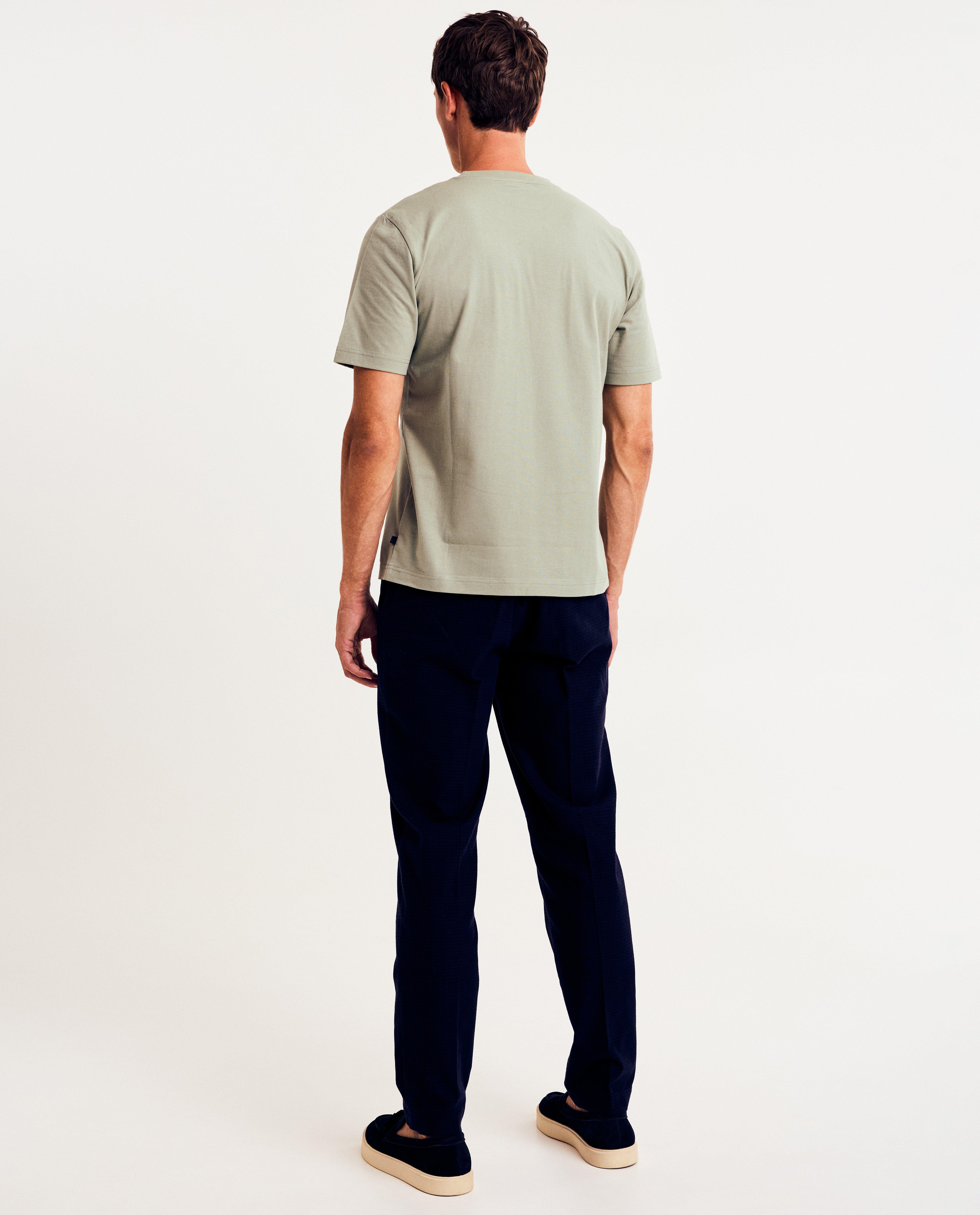 T-shirts - T-shirt met opschrift in reliëf