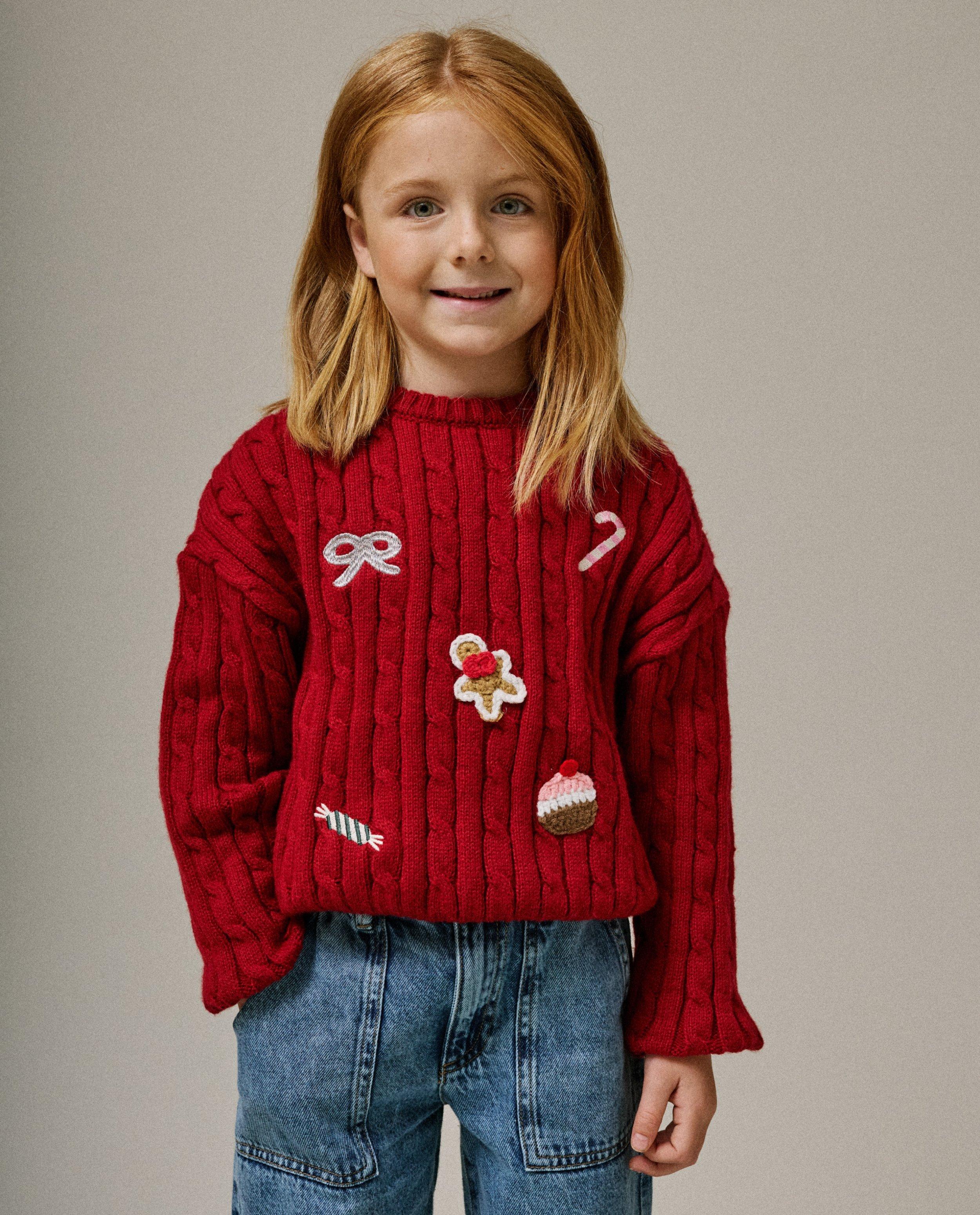 Pull de No&euml;l avec personnages brod&eacute;s et crochet&eacute;s, 92-134 - D&eacute;tails du produit - rouge - image num&eacute;ro 2