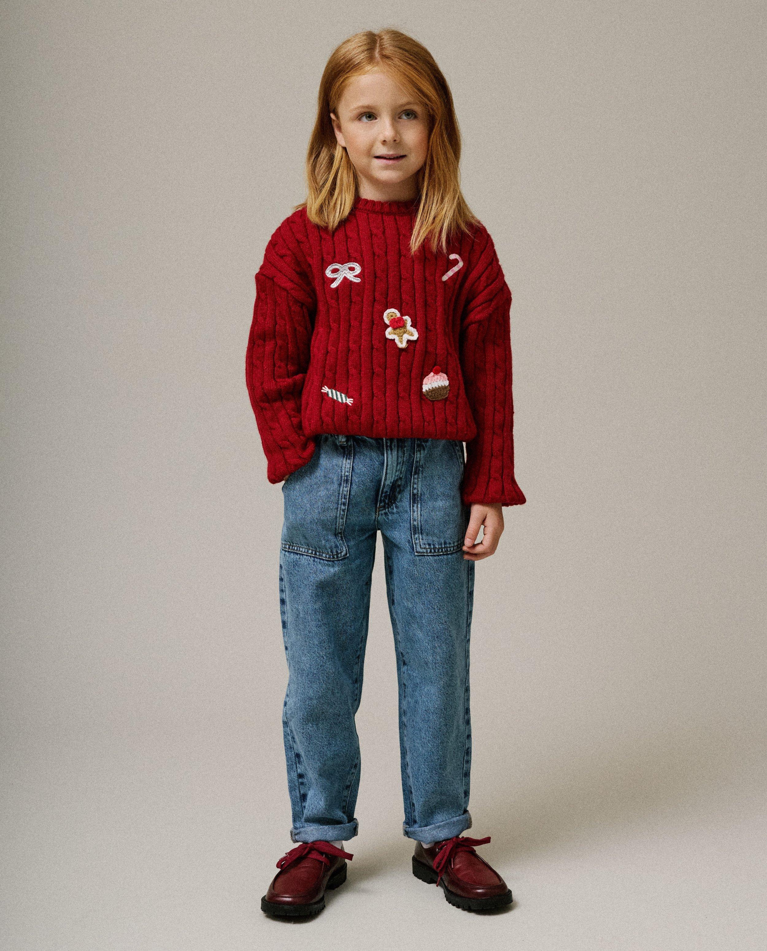 Pull de No&euml;l avec personnages brod&eacute;s et crochet&eacute;s, 92-134 - D&eacute;tails du produit - rouge - image num&eacute;ro 3