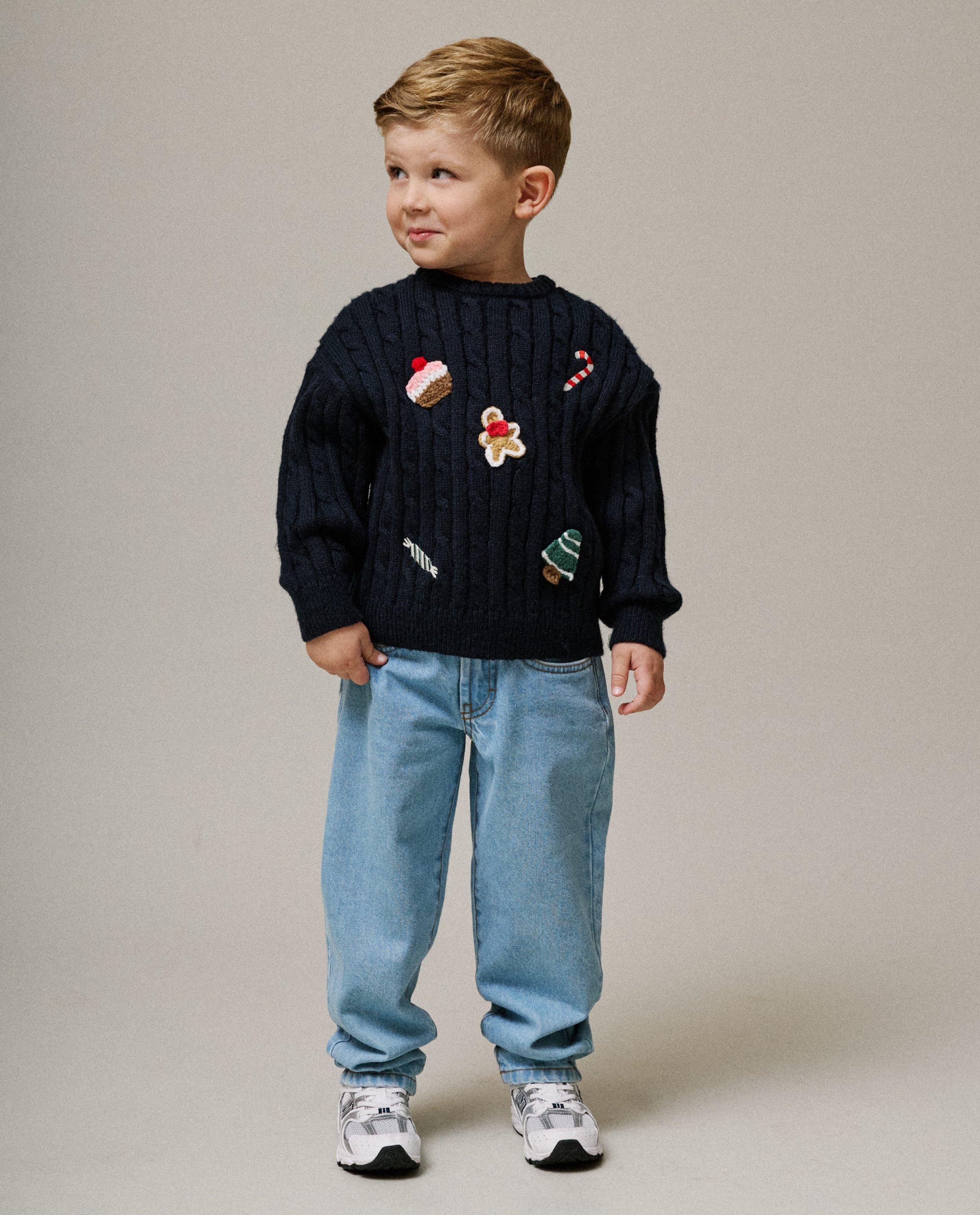 Pull de No&euml;l avec personnages brod&eacute;s et crochet&eacute;s, 98-128 - D&eacute;tails du produit - bleu fonc&eacute; - image num&eacute;ro 3