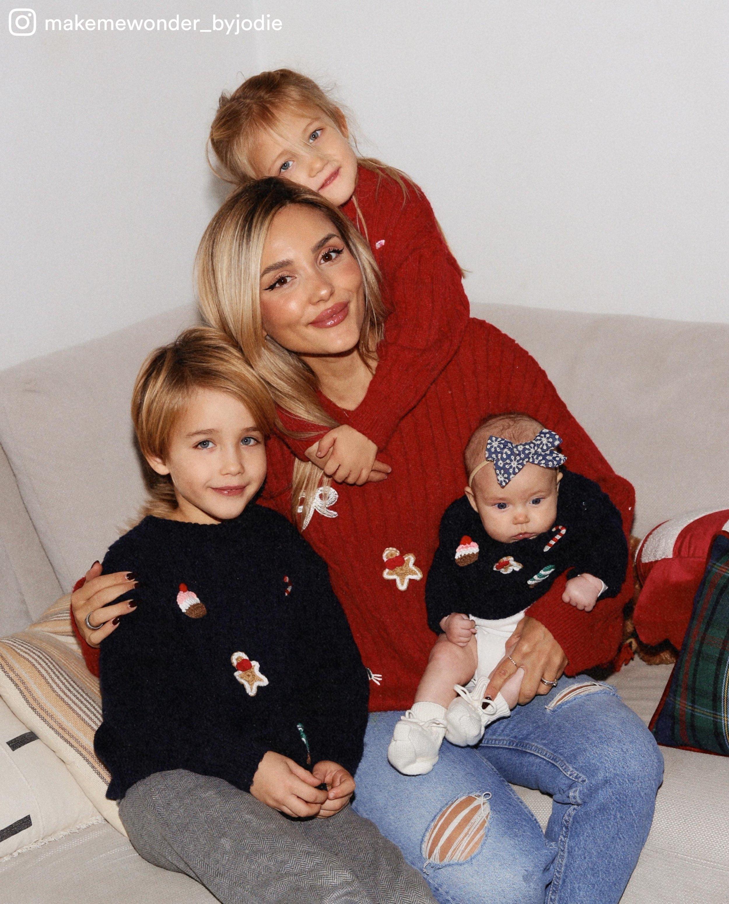 Pull de No&euml;l avec personnages brod&eacute;s et crochet&eacute;s, 98-128 - D&eacute;tails du produit - bleu fonc&eacute; - image num&eacute;ro 5