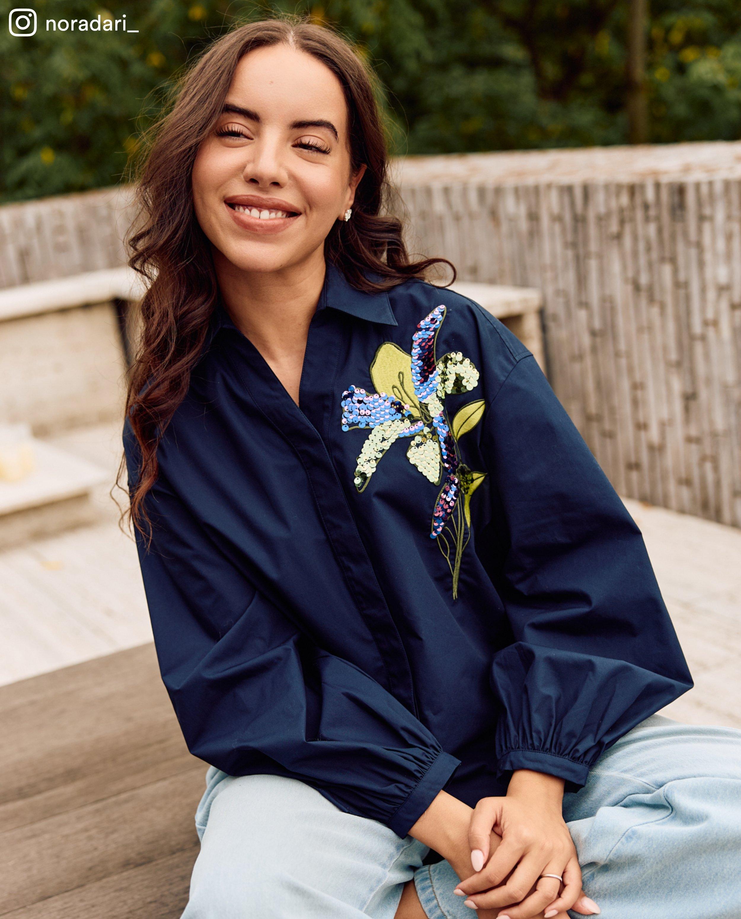 Chemisier bleu foncé avec fleur brodée