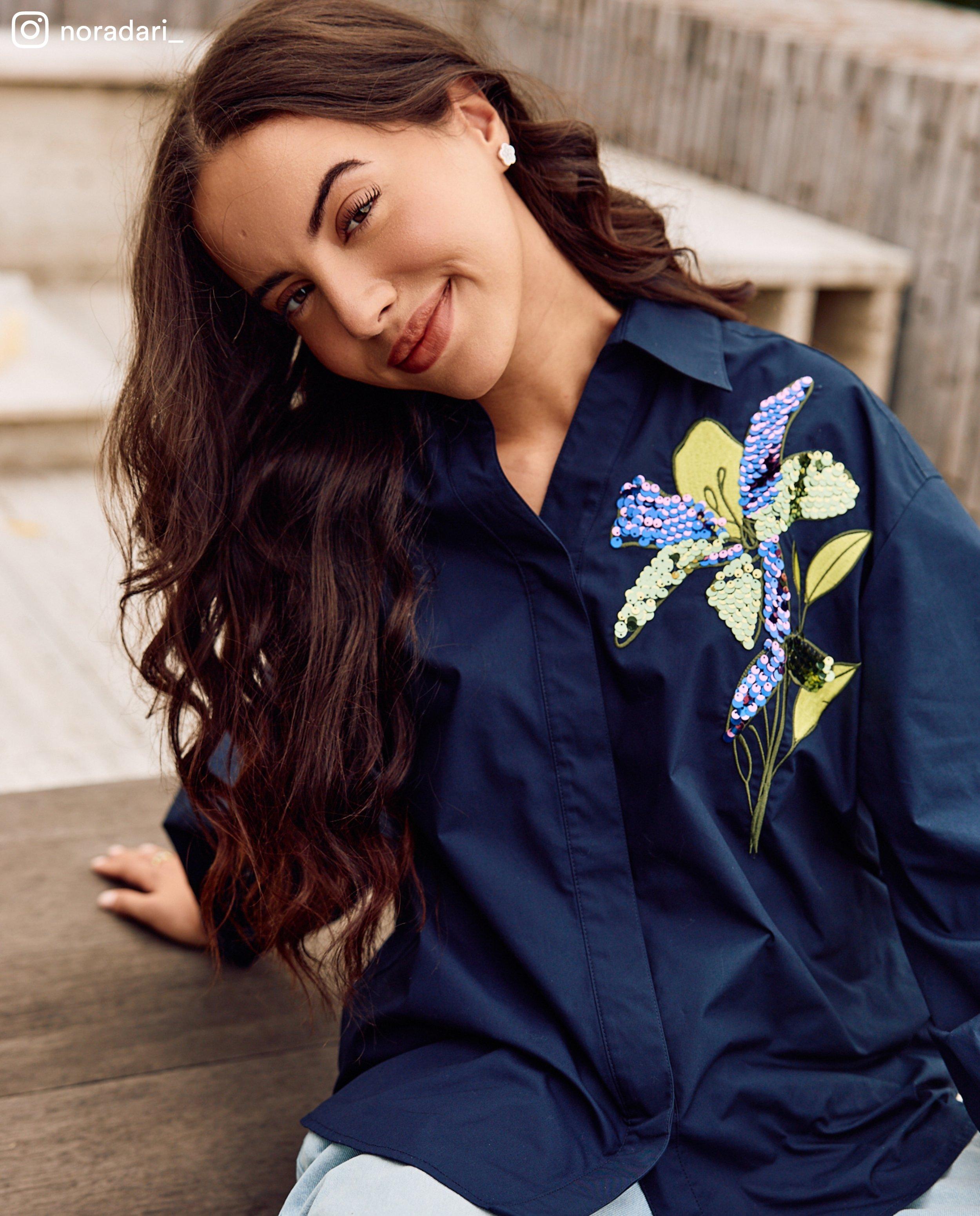 Hemden - Donkerblauwe blouse met geborduurde bloem