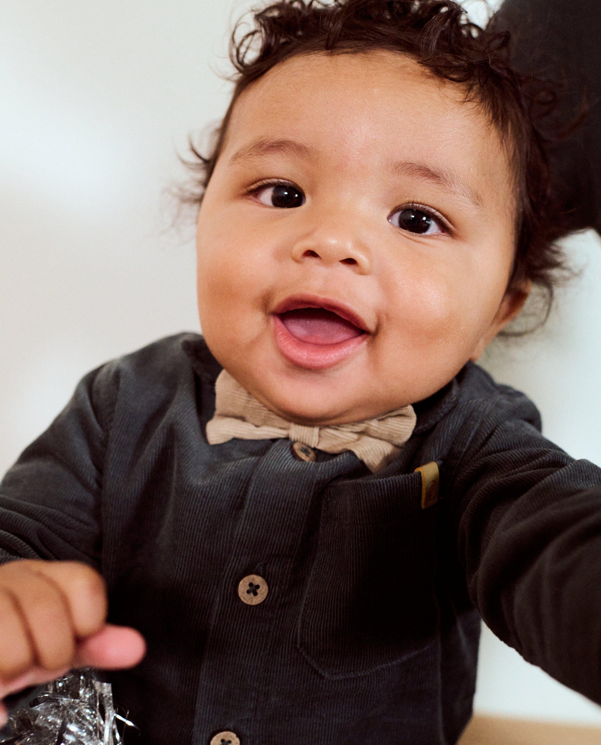 Ribfluwelen hemd met afneembare strik