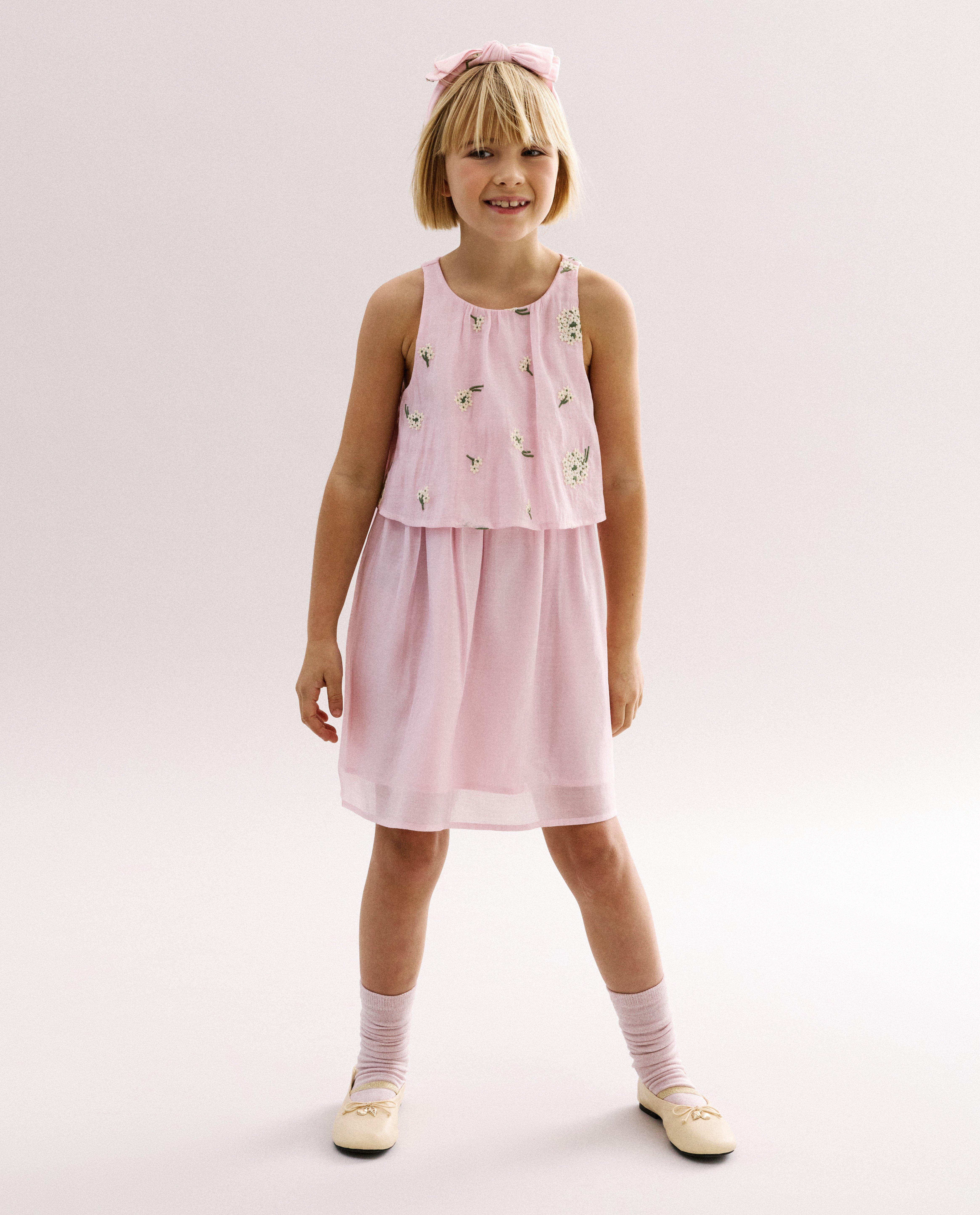 Robe avec fleurs brod&eacute;es - D&eacute;tails du produit - rose clair - image num&eacute;ro 1