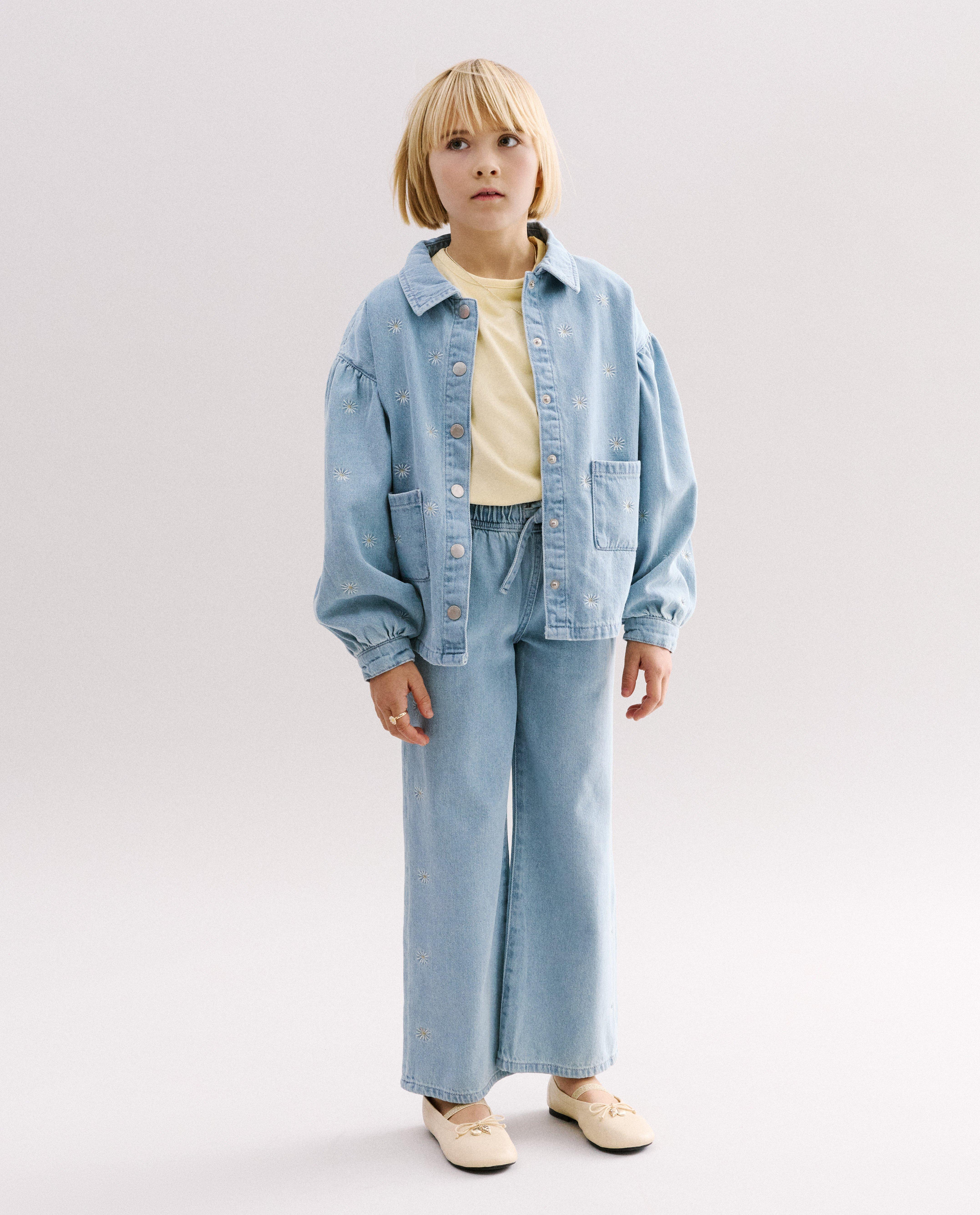 Chemise en jean avec fleurs brod&eacute;es - D&eacute;tails du produit - bleu clair - image num&eacute;ro 2