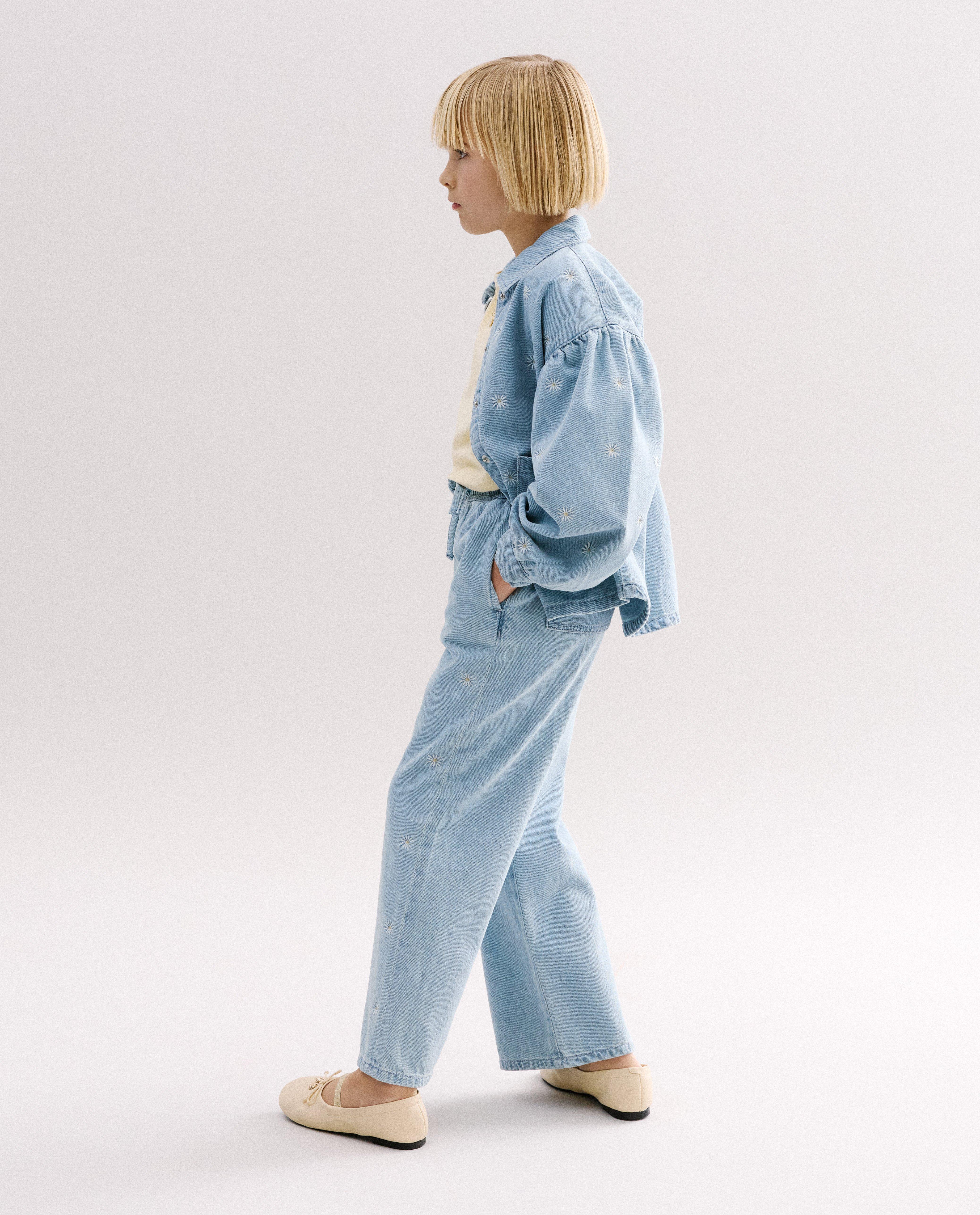 Chemise en jean avec fleurs brod&eacute;es - D&eacute;tails du produit - bleu clair - image num&eacute;ro 3