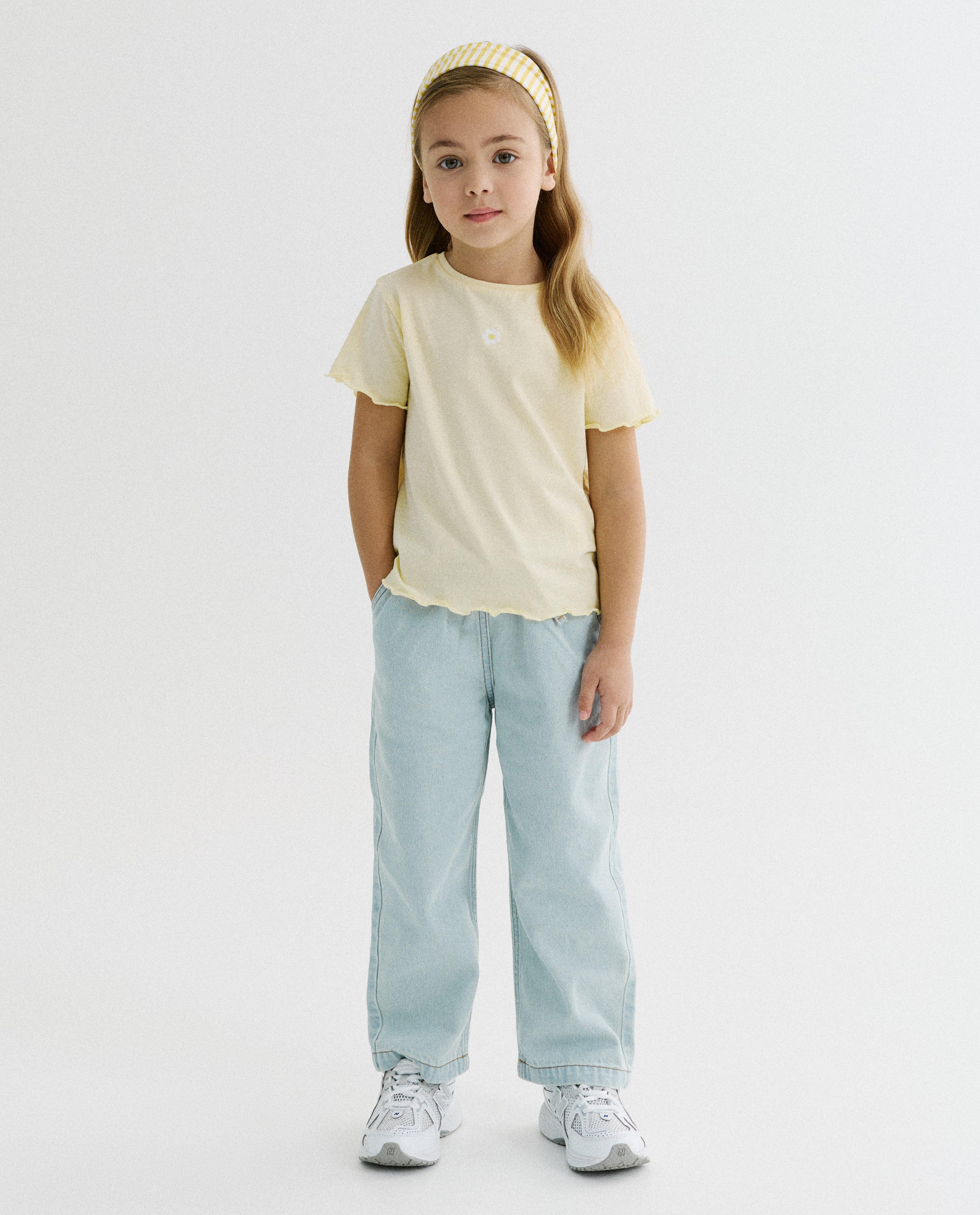 T-shirt avec une fraise brod&eacute;e - D&eacute;tails du produit - jaune claire - image num&eacute;ro 2