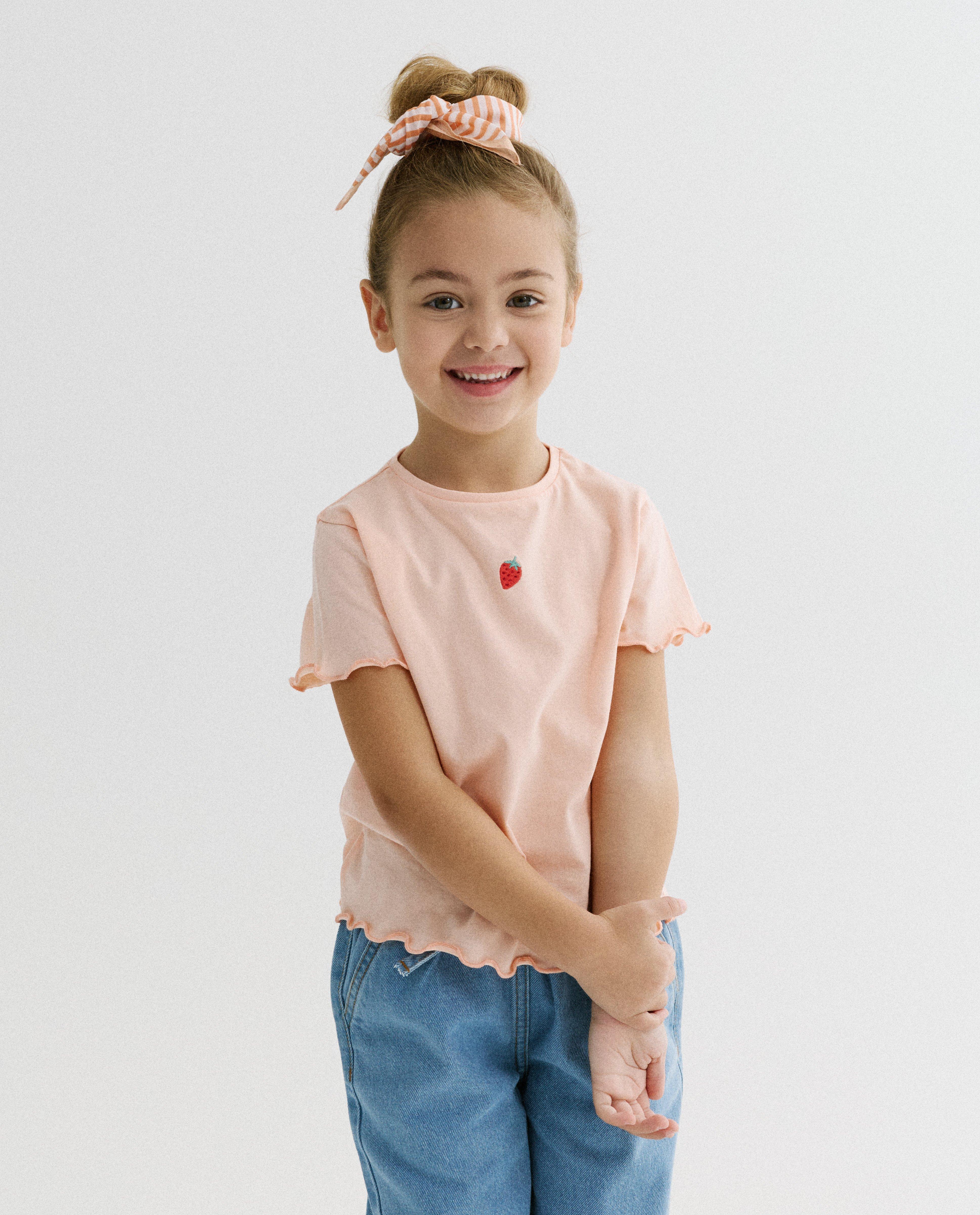 T-shirt avec une fraise brod&eacute;e - D&eacute;tails du produit - orange clair - image num&eacute;ro 1