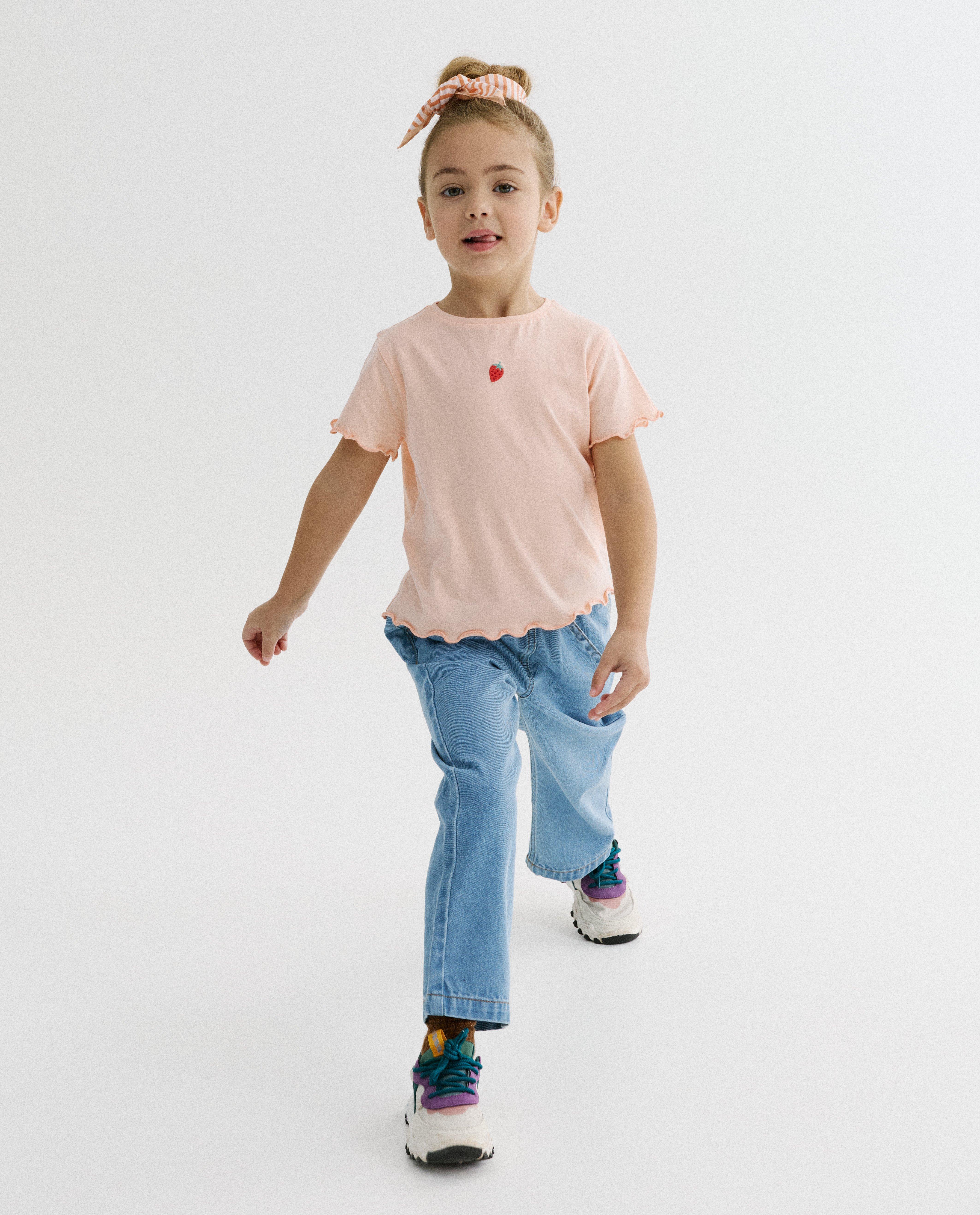 T-shirt avec une fraise brod&eacute;e - D&eacute;tails du produit - orange clair - image num&eacute;ro 2