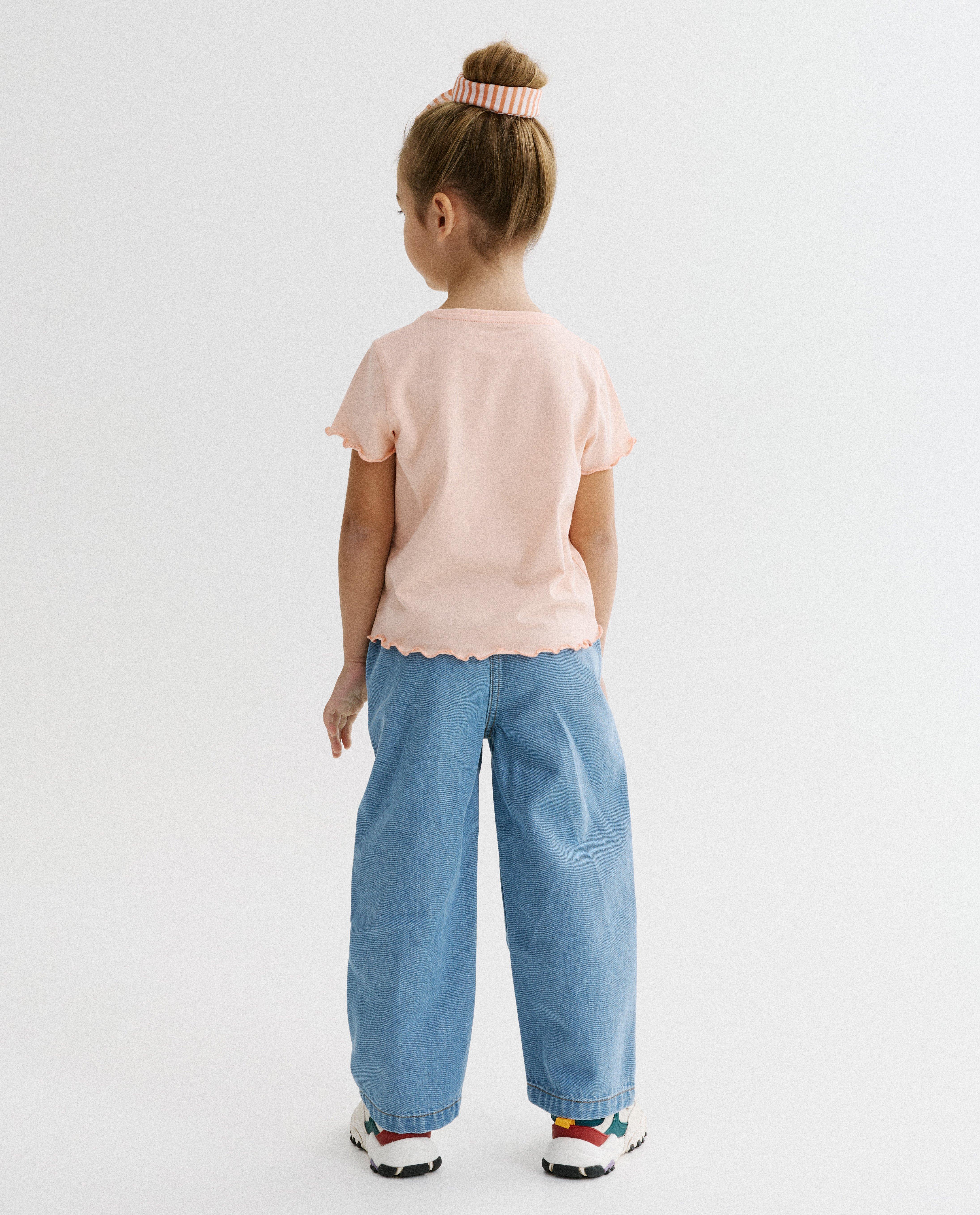 T-shirt avec une fraise brod&eacute;e - D&eacute;tails du produit - orange clair - image num&eacute;ro 3