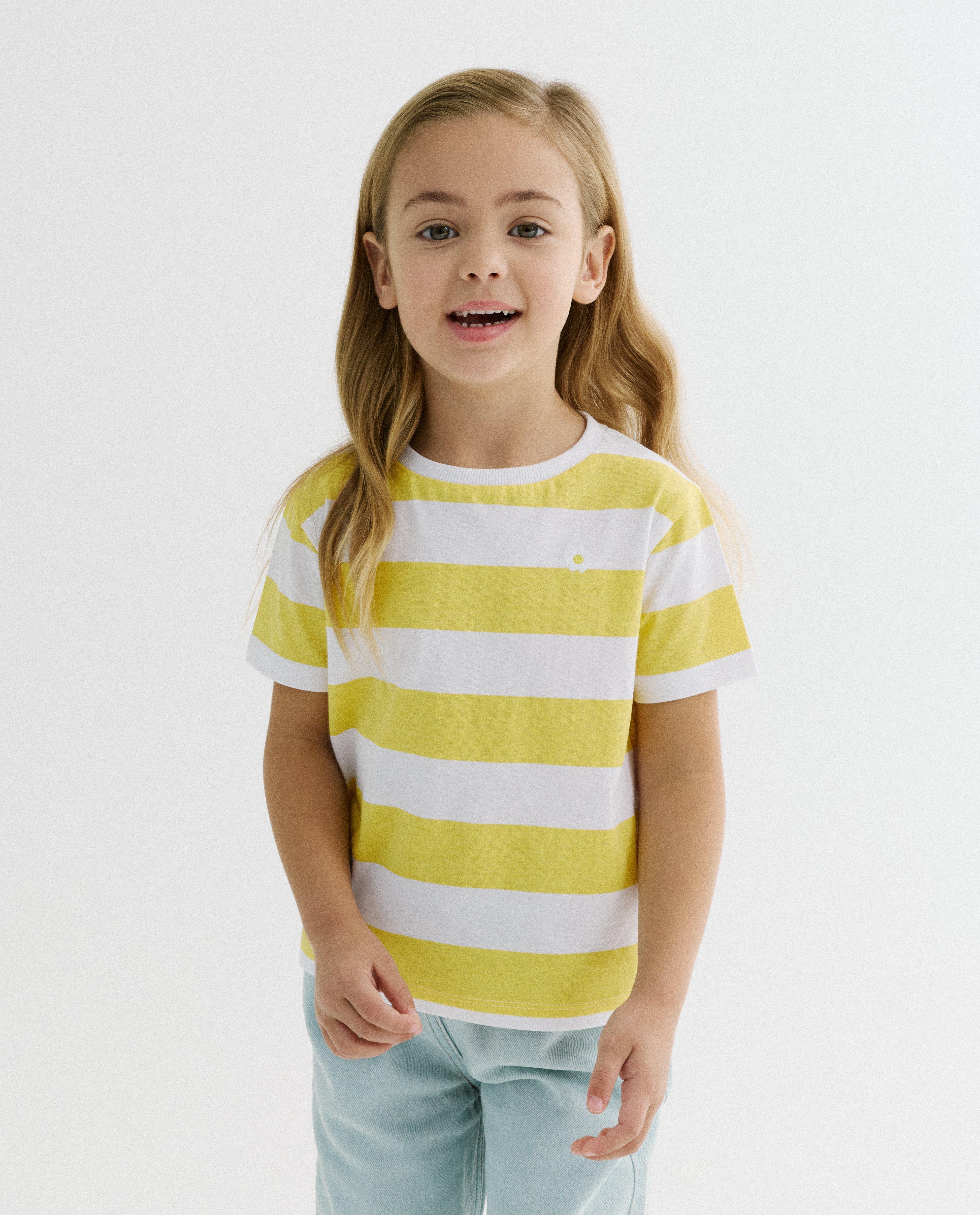 T-shirt avec des cerises brod&eacute;es, loose fit - D&eacute;tails du produit - jaune claire - image num&eacute;ro 1