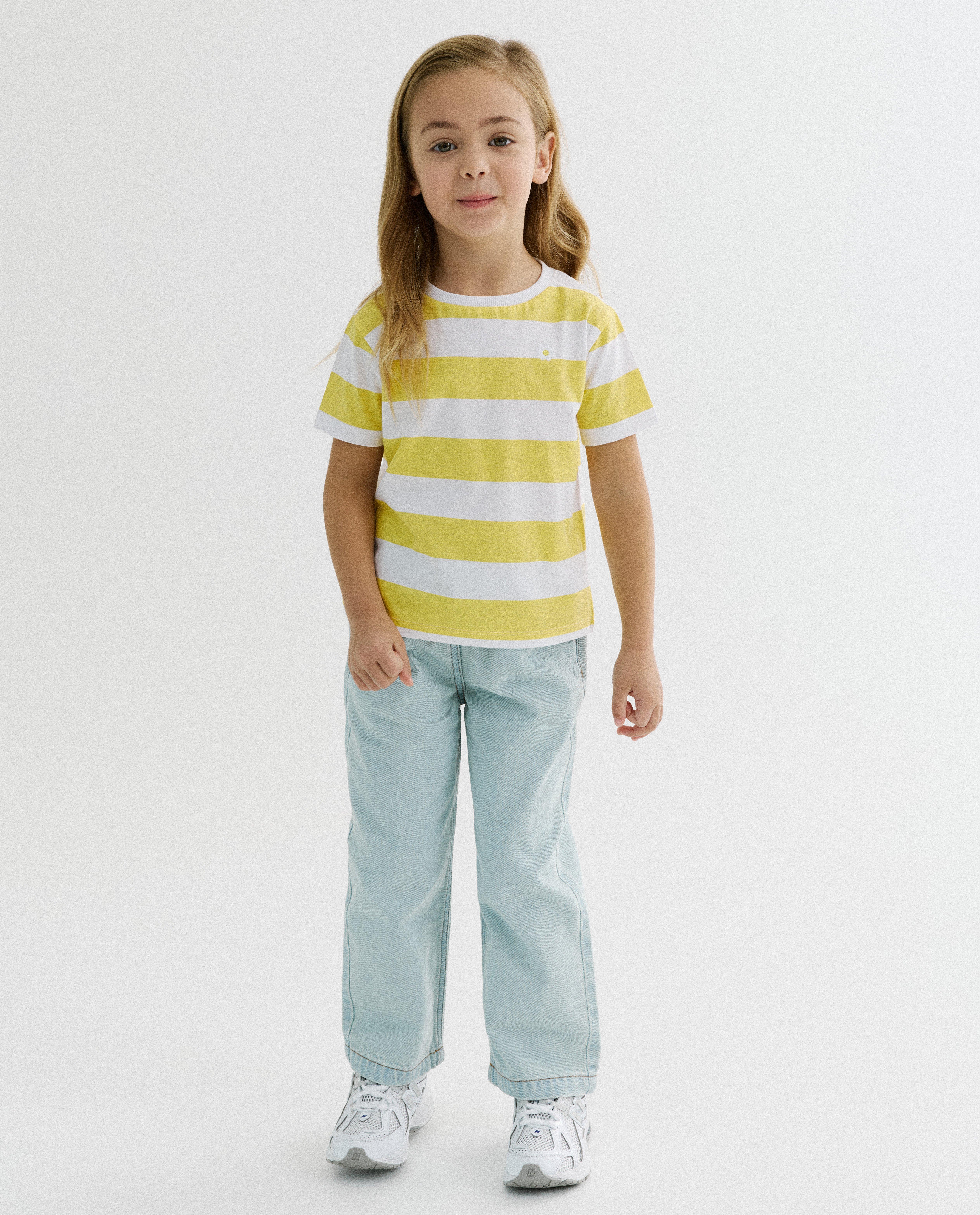 T-shirt avec des cerises brod&eacute;es, loose fit - D&eacute;tails du produit - jaune claire - image num&eacute;ro 2