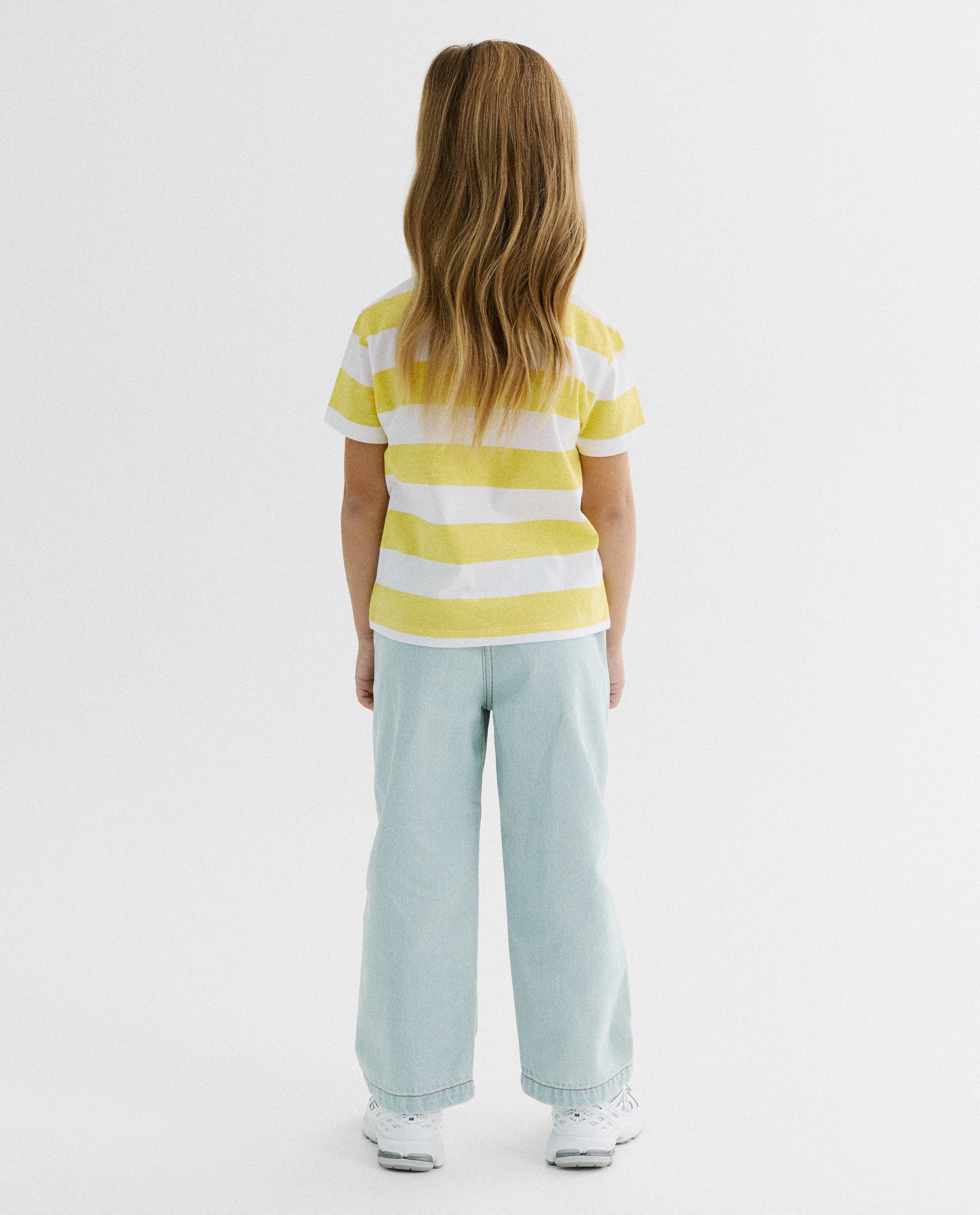 T-shirt avec des cerises brod&eacute;es, loose fit - D&eacute;tails du produit - jaune claire - image num&eacute;ro 3