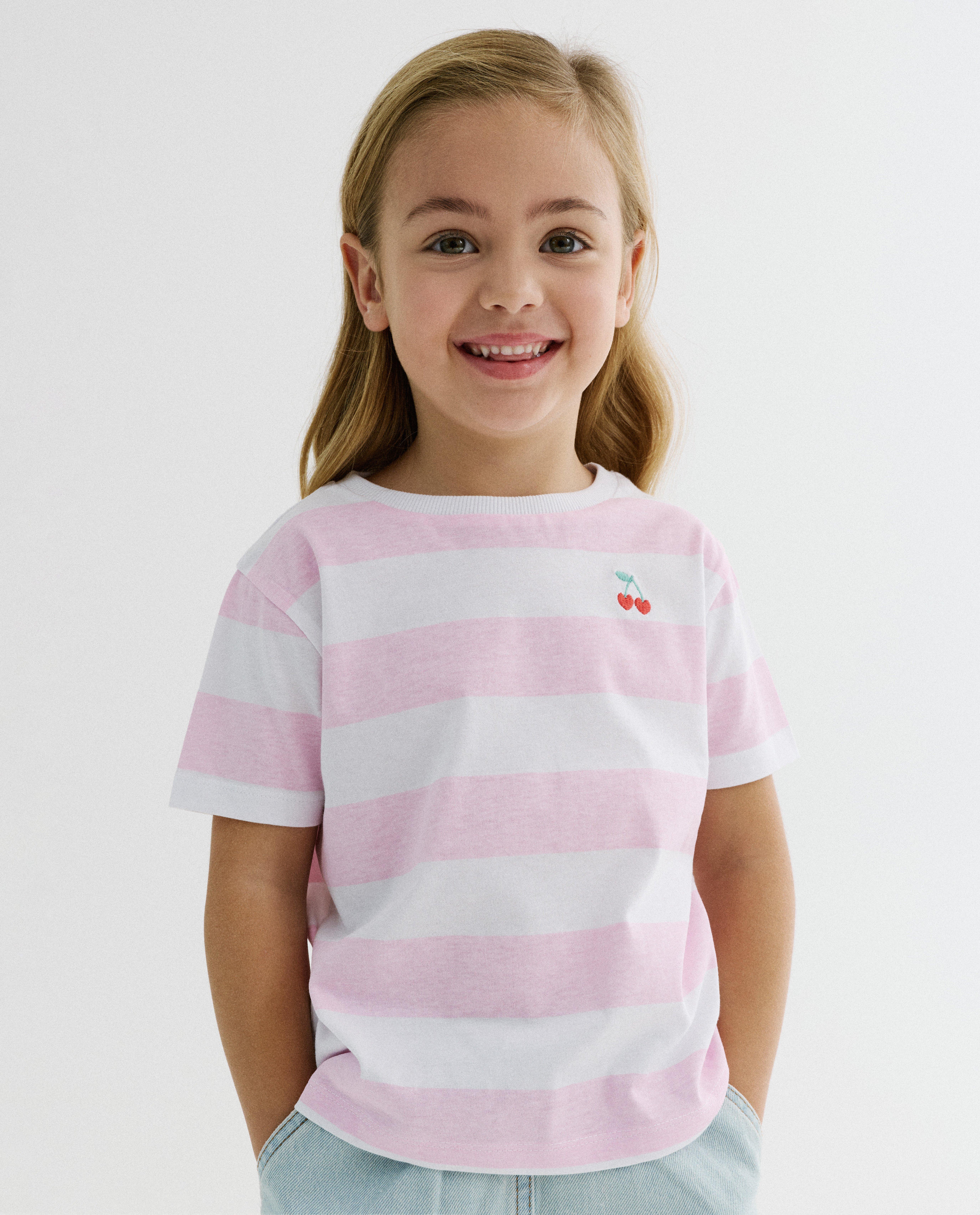 T-shirt avec des cerises brod&eacute;es, loose fit - D&eacute;tails du produit - rose clair - image num&eacute;ro 1