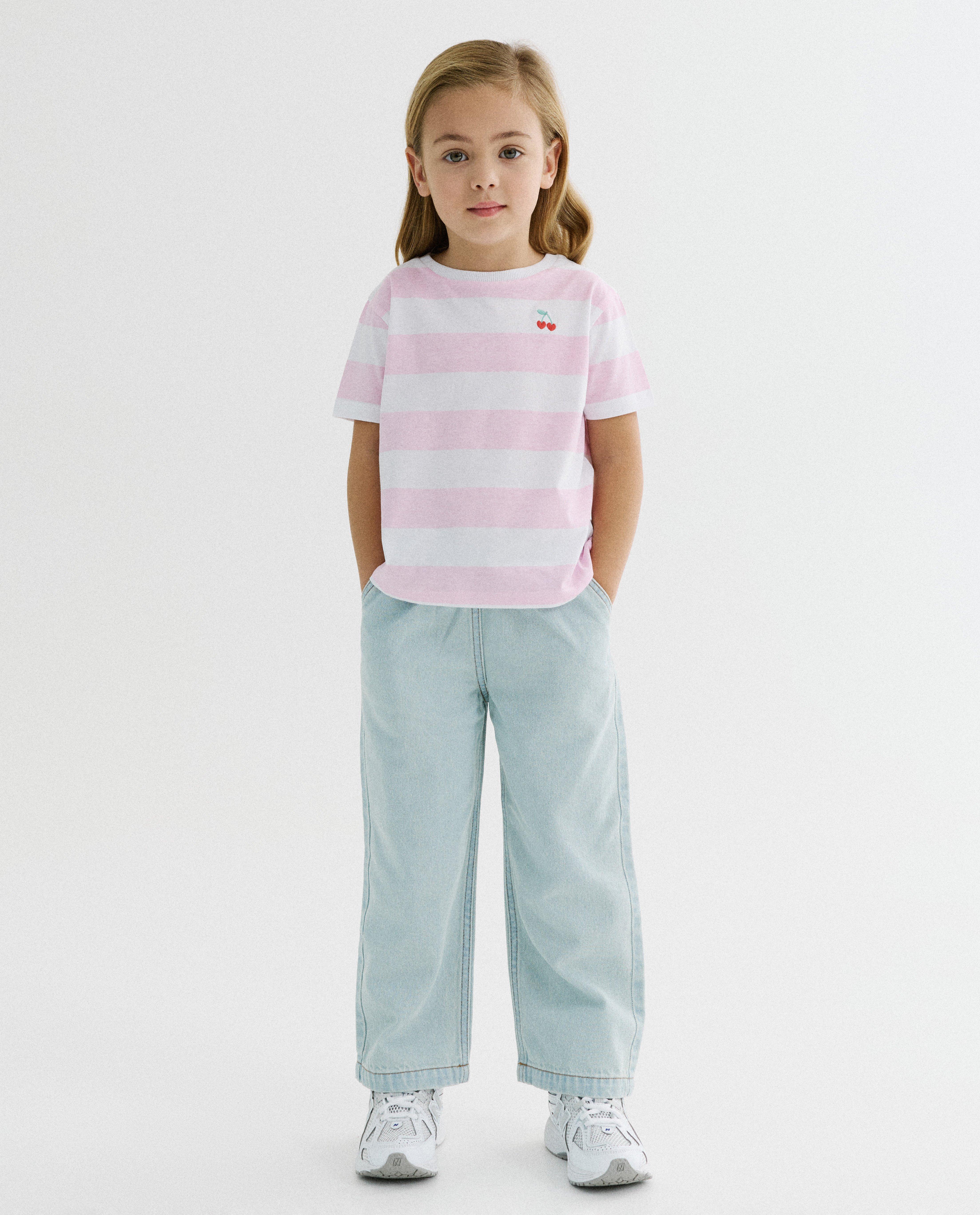 T-shirt avec des cerises brod&eacute;es, loose fit - D&eacute;tails du produit - rose clair - image num&eacute;ro 2