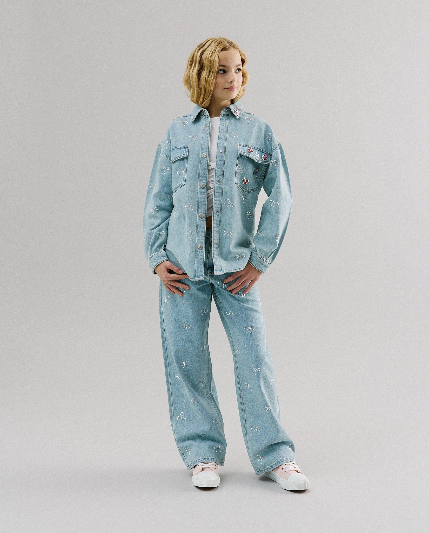 Chemise en jeans avec des petits n&oelig;uds en pierres d&eacute;coratives, oversized fit, 116-164 - D&eacute;tails du produit - bleu clair - image num&eacute;ro 2