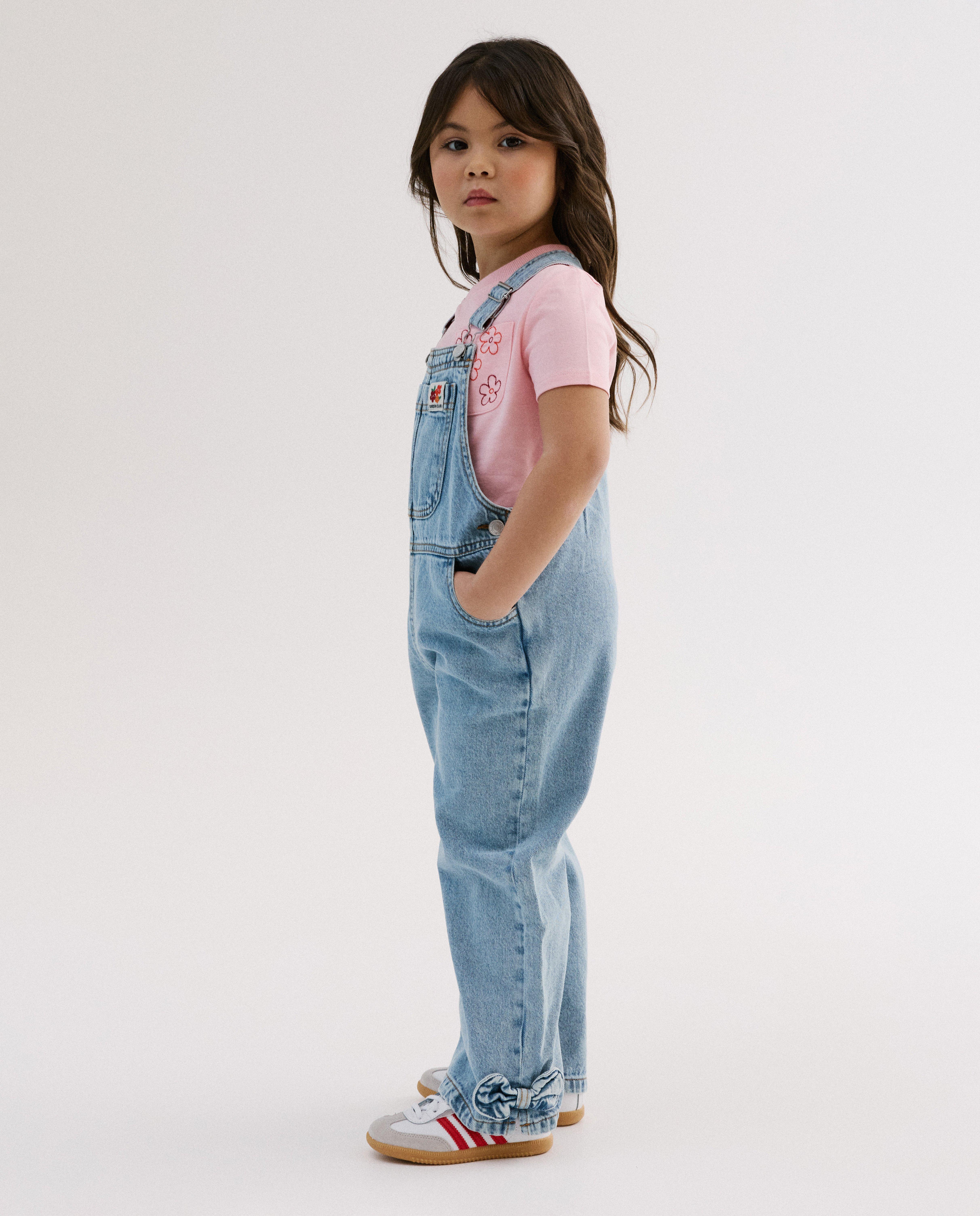 Jeanssalopette met geborduurde bloemen - Product Detail - lichtblauw - afbeelding nummer 2