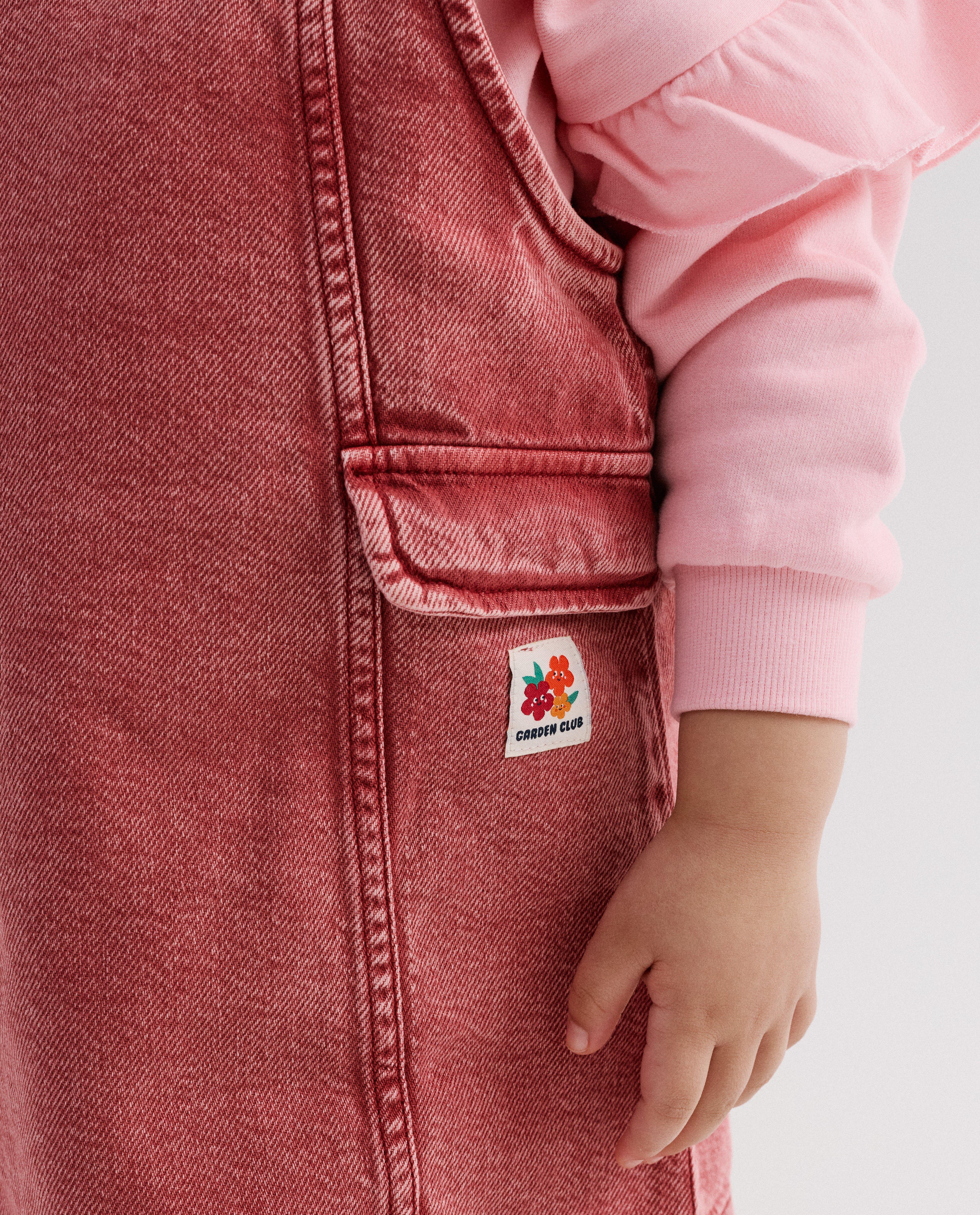 Salopette en jean rouge - D&eacute;tails du produit - rouge fonc&eacute; - image num&eacute;ro 4